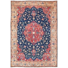 Antiker großer persischer Täbris-Teppich mit großen Blumen auf marineblauem Hintergrund
