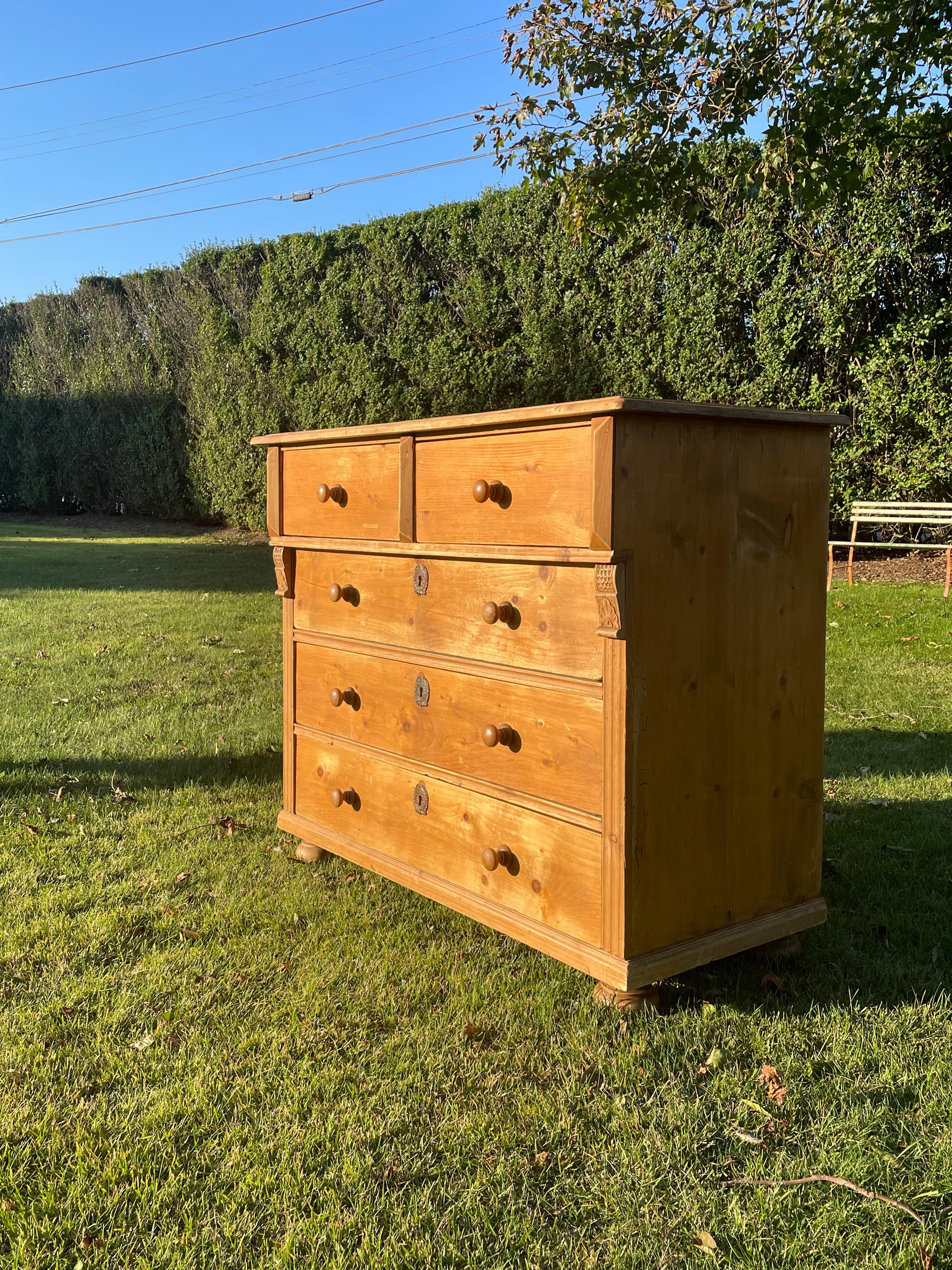 Antique Large Pine Dresser with lots of Drawer Space In Good Condition For Sale In New York, NY