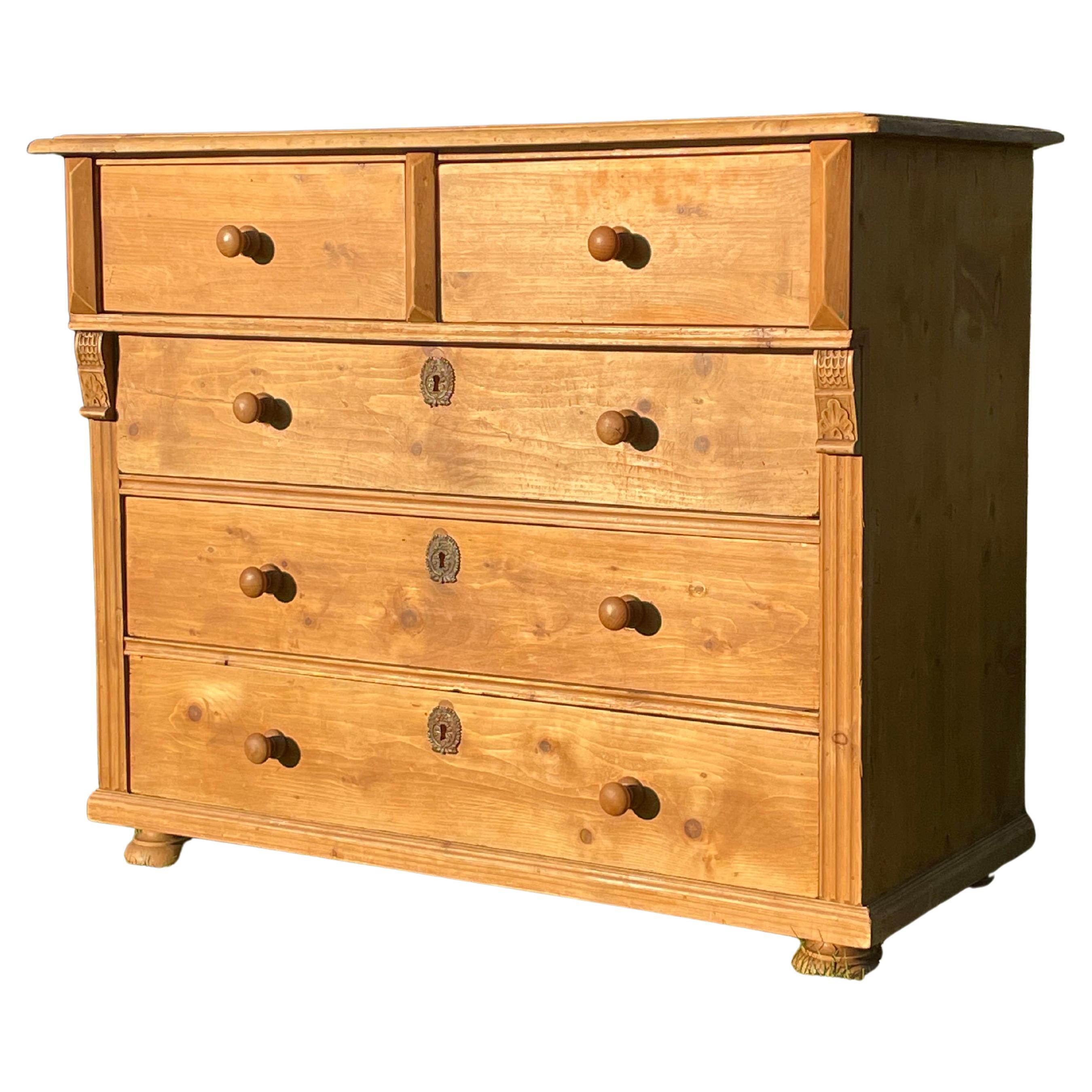 Antico comò in pino di grandi dimensioni con molti cassetti