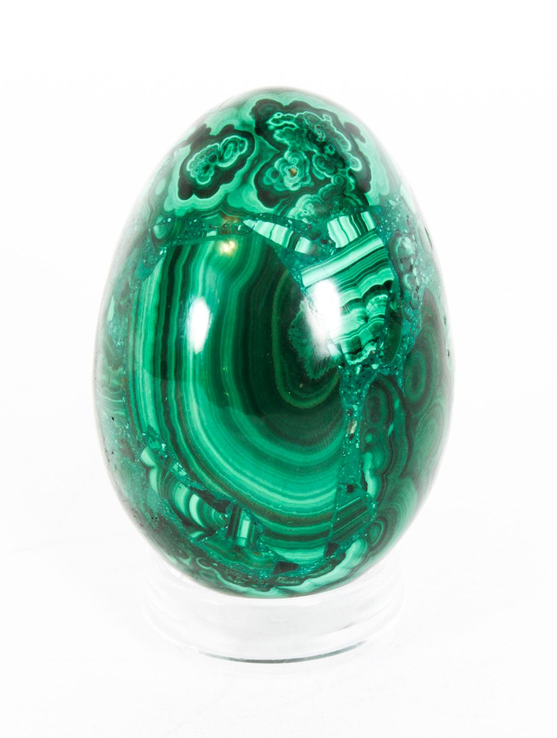 This is a superb large malachite egg circa 1900 in date.

This beautiful malachite egg features the distinctive textured pattern of the green polished stone.
 
This delightful object will look beautiful on display in any room in your
