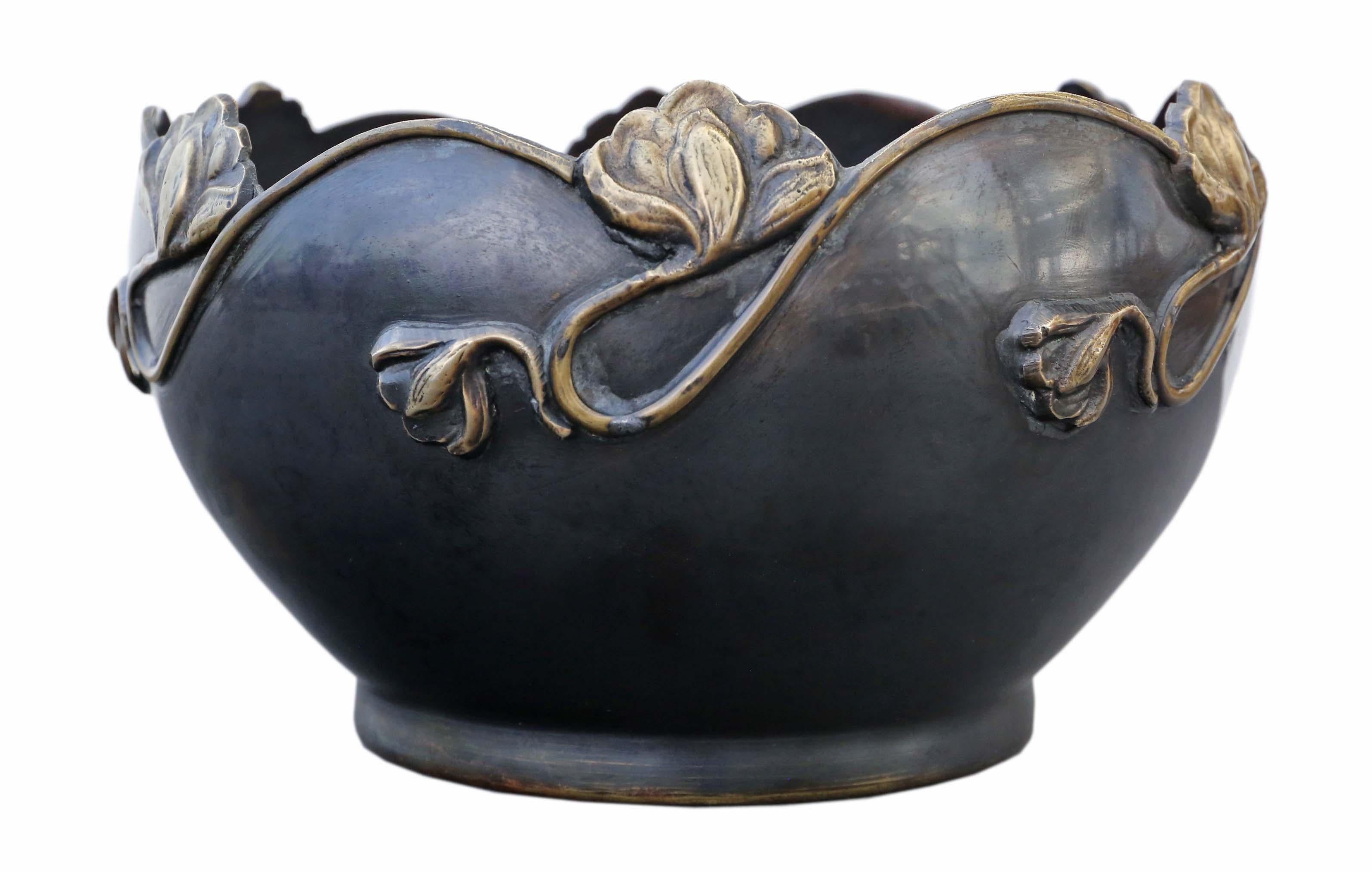 Antique grande qualité Art Nouveau Jardinière bowl censor planter Japanese Oriental mixed metal Meiji Period early 20th Century.

Il aurait l'air incroyable dans le bon endroit et ferait une pièce maîtresse fabuleuse. Superbe couleur et