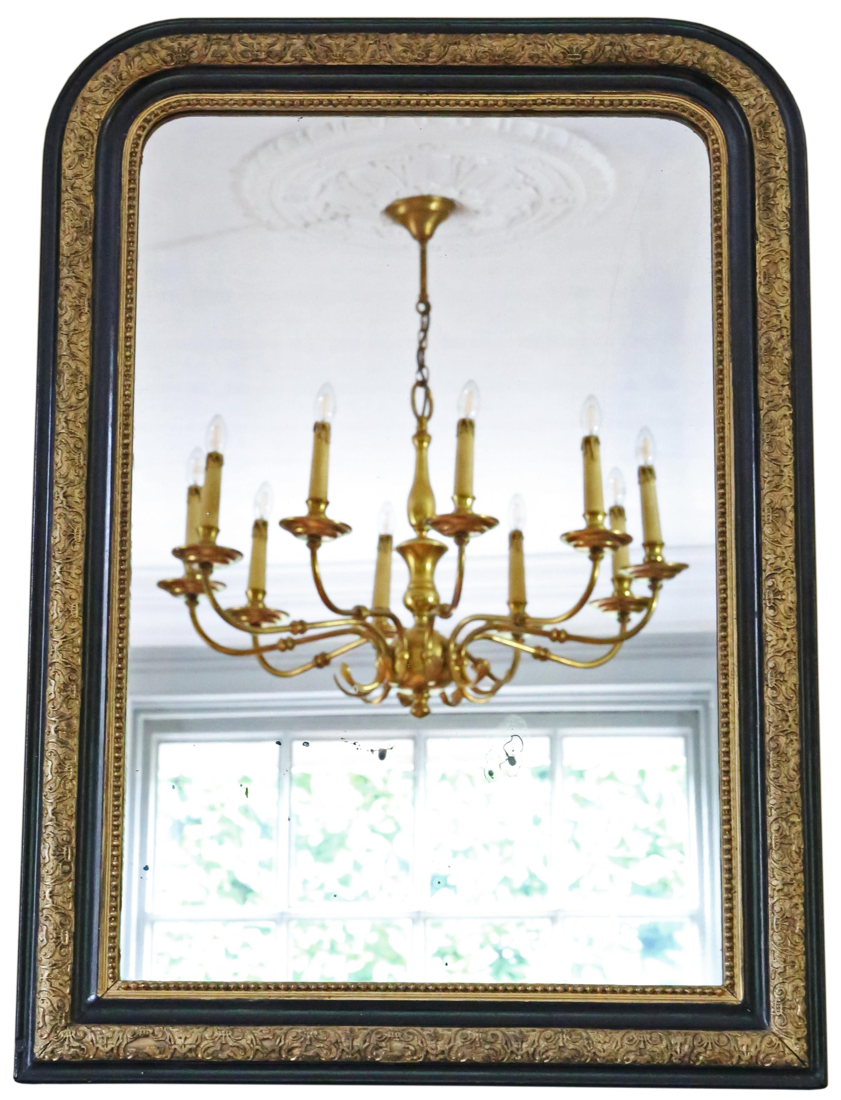 Impressionnant miroir mural ébonisé et doré de qualité supérieure, datant du 19e siècle.

Ce miroir enchanteur et peu commun est une découverte délicieuse et rare, qui lui confère une touche distinctive.

Une trouvaille remarquable, ce miroir