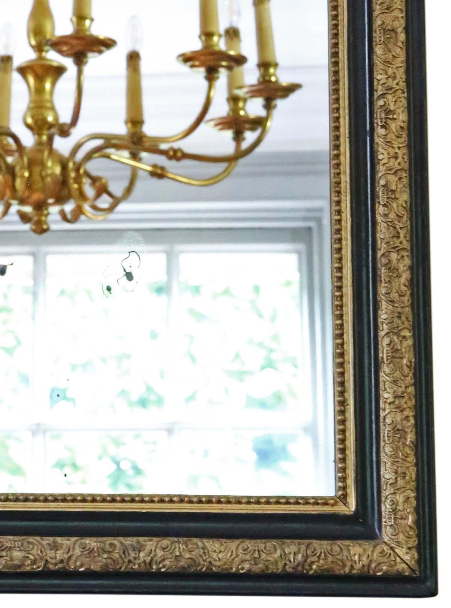 Verre Antique grand miroir de manteau ébonisé et doré 19ème siècle en vente
