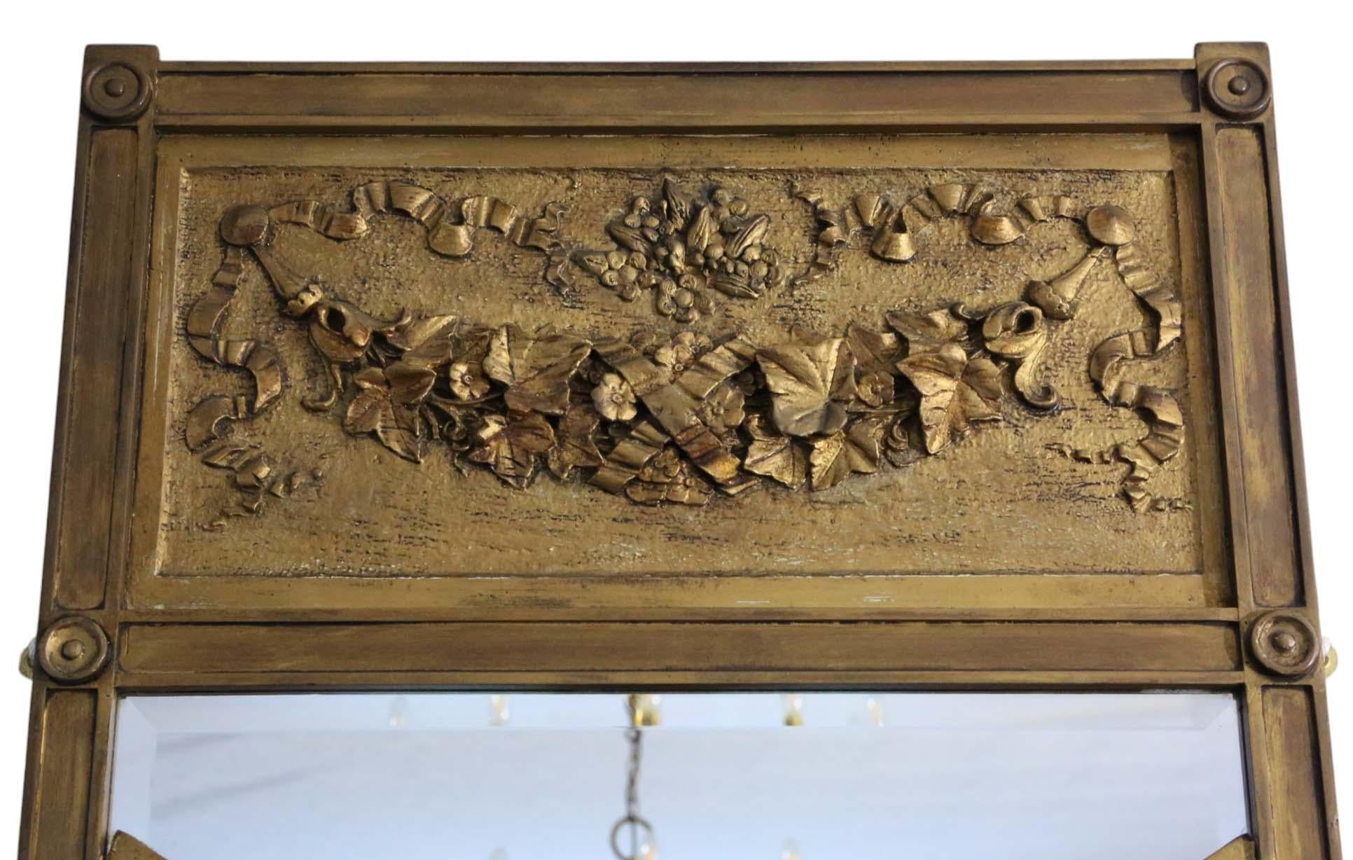 Antico specchio da parete trumeau di grande qualità, dorato e a tutta altezza, risalente al 1920. Un pezzo di grande effetto.

Uno specchio affascinante, pieno di età e di carattere. La cornice ha la sua finitura originale con urti, segni, usura,