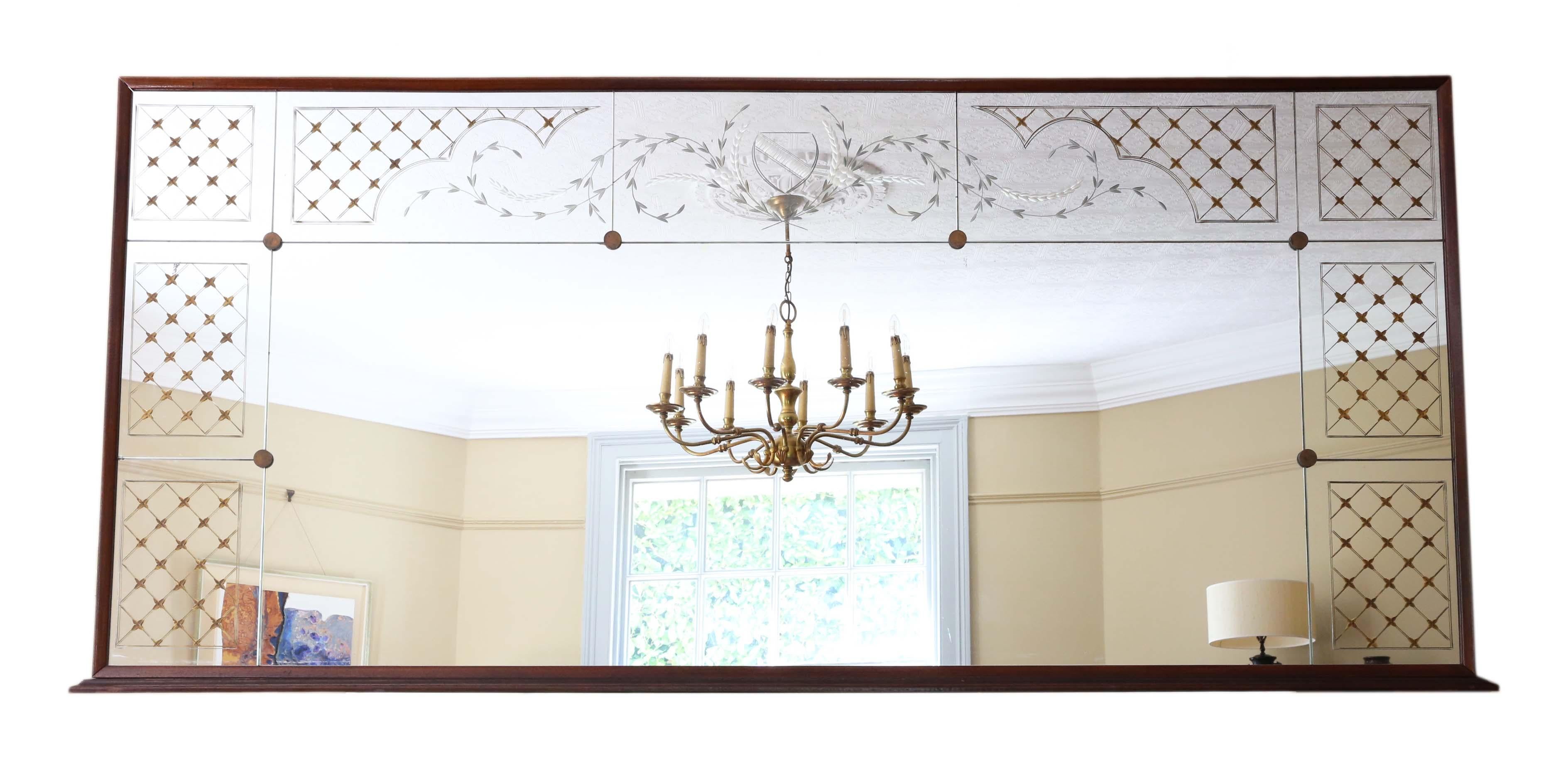 Antique Mirror o specchio da parete Chateau in mogano d'epoca, 1950 circa - un pezzo straordinario e sostanzioso che esemplifica la qualità dell'artigianato e la raffinatezza.

Questo imponente specchio, originariamente un oggetto di lusso, è un