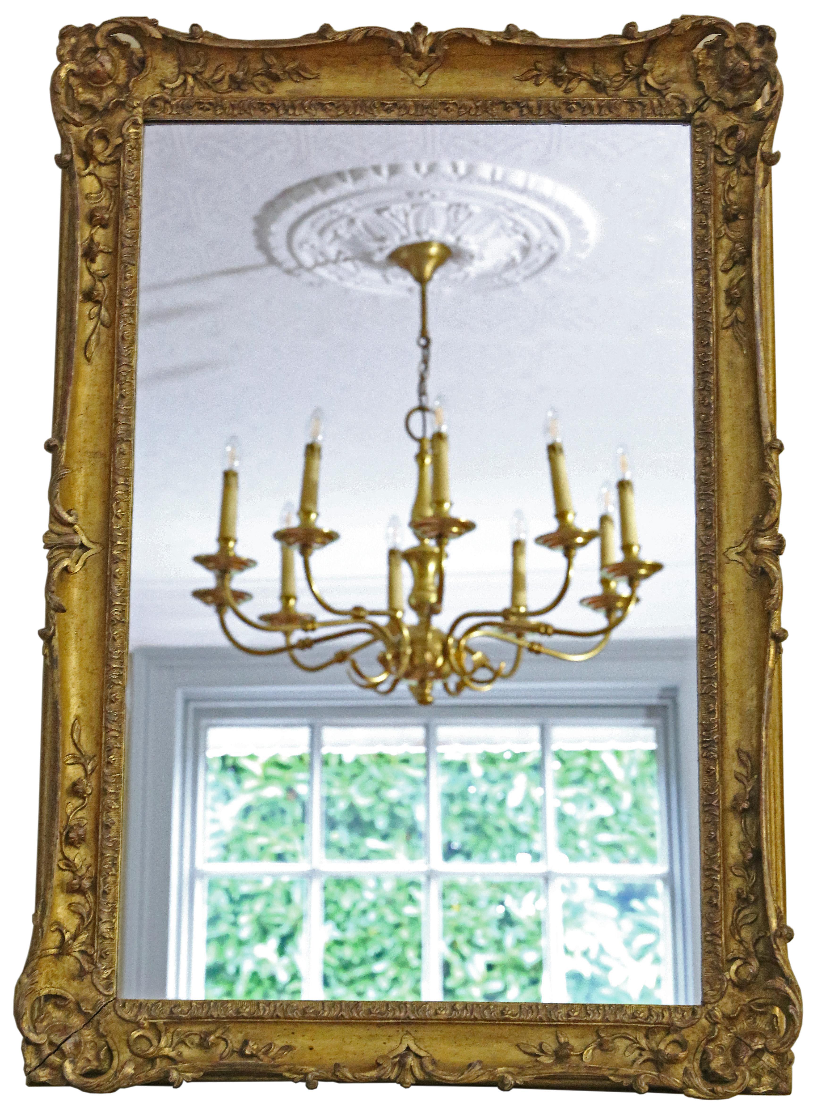 Miroir mural ancien en bois doré de grande qualité, 19ème siècle. Le charme et l'élégance sont au rendez-vous.

Il s'agit d'un miroir très rare. Un peu différent et tout à fait spécial.

Une trouvaille impressionnante, qui serait magnifique au bon