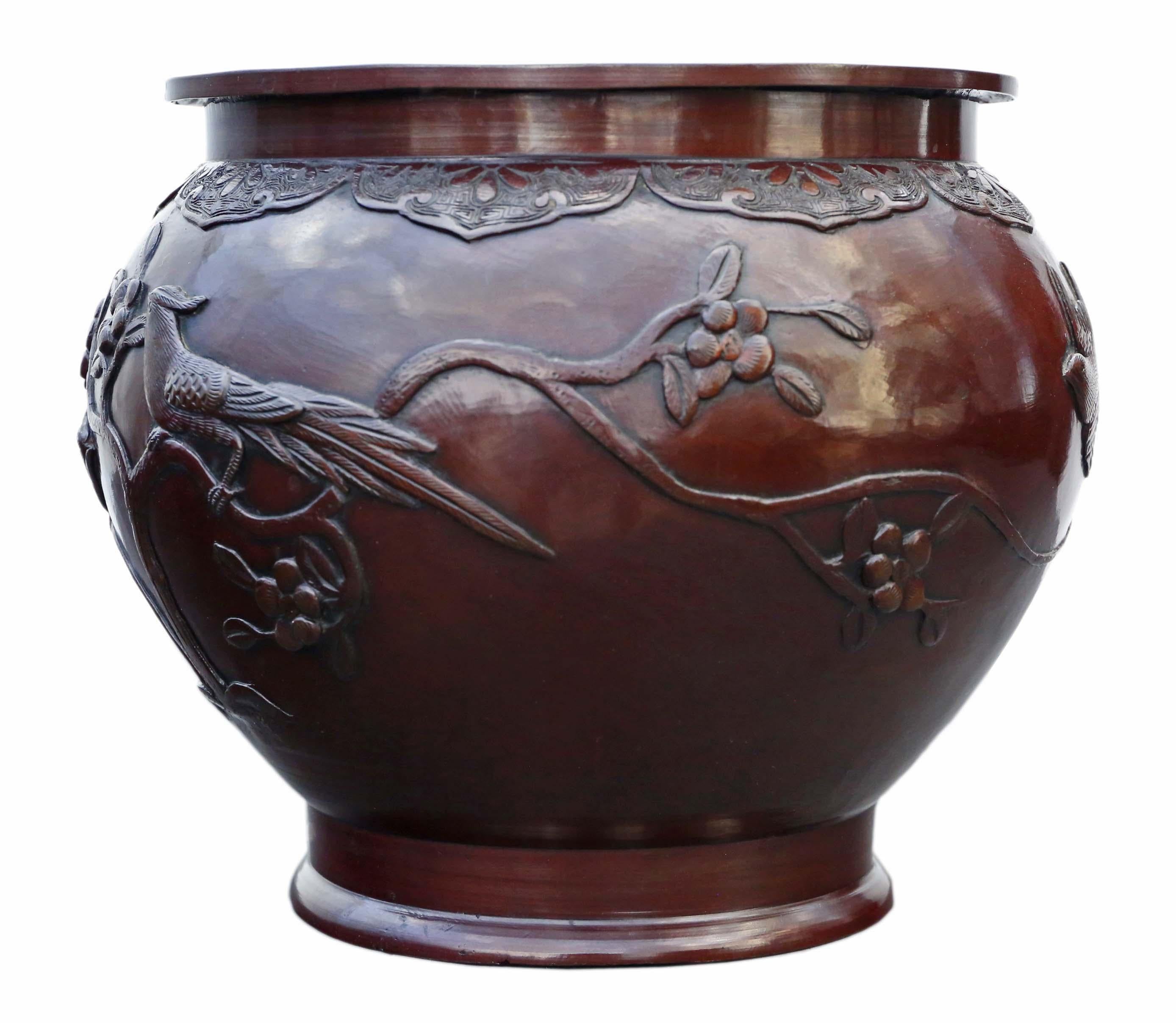 Antique large fine quality Oriental Japanese bronze Jardinière planter bowl censor Meiji Period early 20th Century.

Would look amazing in the right location and make a fabulous centre piece. Great colour and patina.

Overall maximum dimensions: