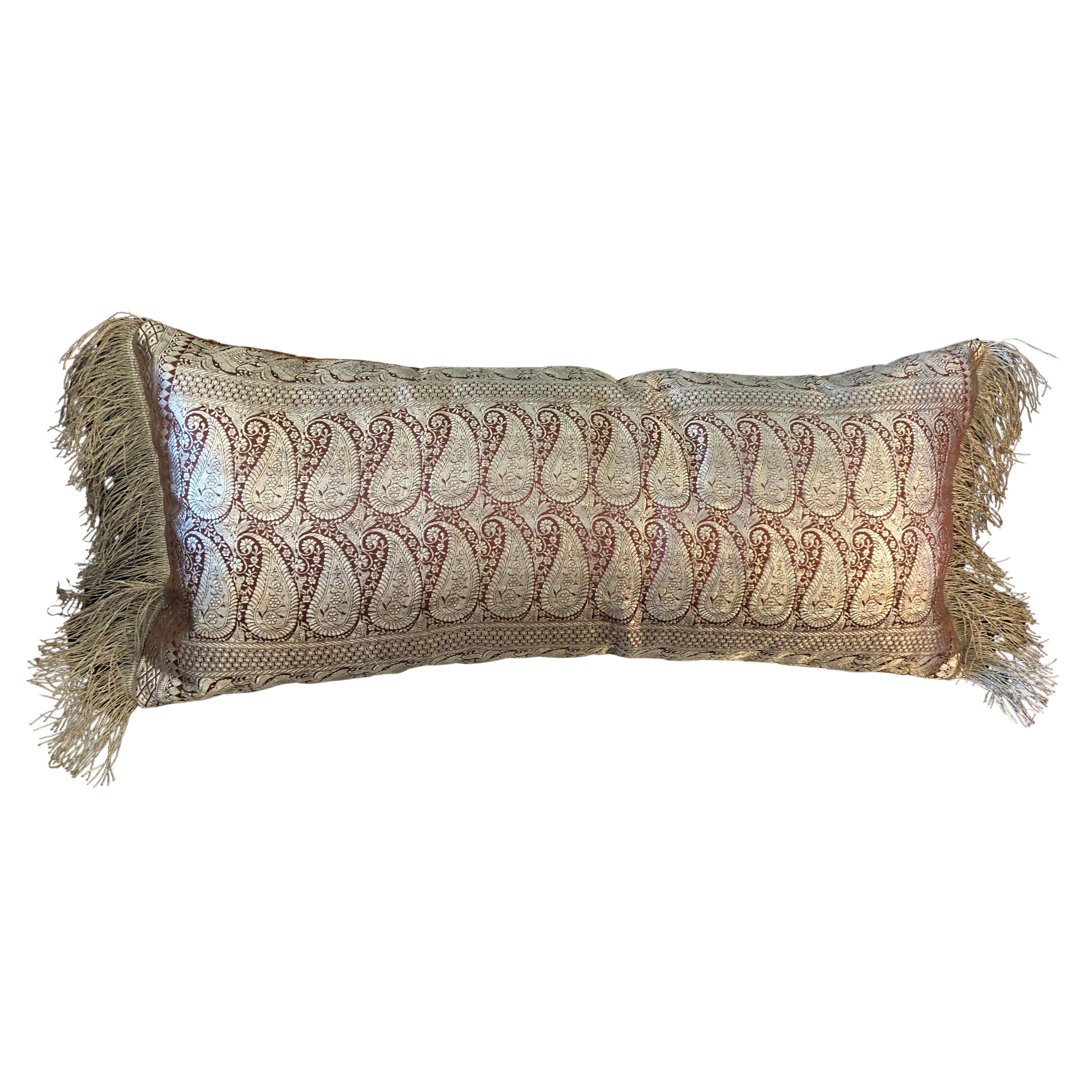 Antikes, großes, rechteckiges, antikes Kissen aus antikem Metallic-Paisley-Stoff im Angebot