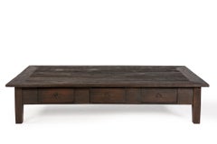 Grande table basse ancienne en teck indonésien restaurée avec trois tiroirs, Java
