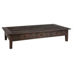 Grande table basse ancienne en teck indonésien restaurée avec trois tiroirs, Java