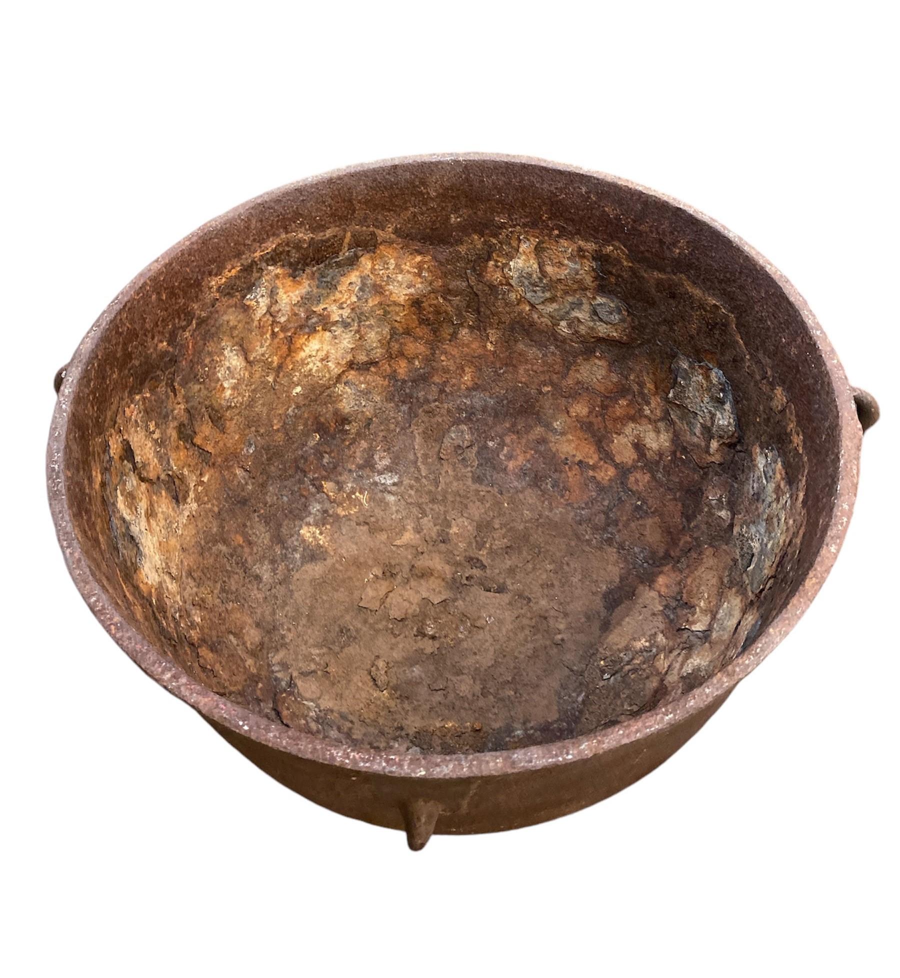 Ancien chaudron rond en fonte, très solide, lourd et en bon état, rouille à l'intérieur .
Parfait pour une pièce d'accentuation, un bac à plantes ou un foyer d'extérieur très lourd 