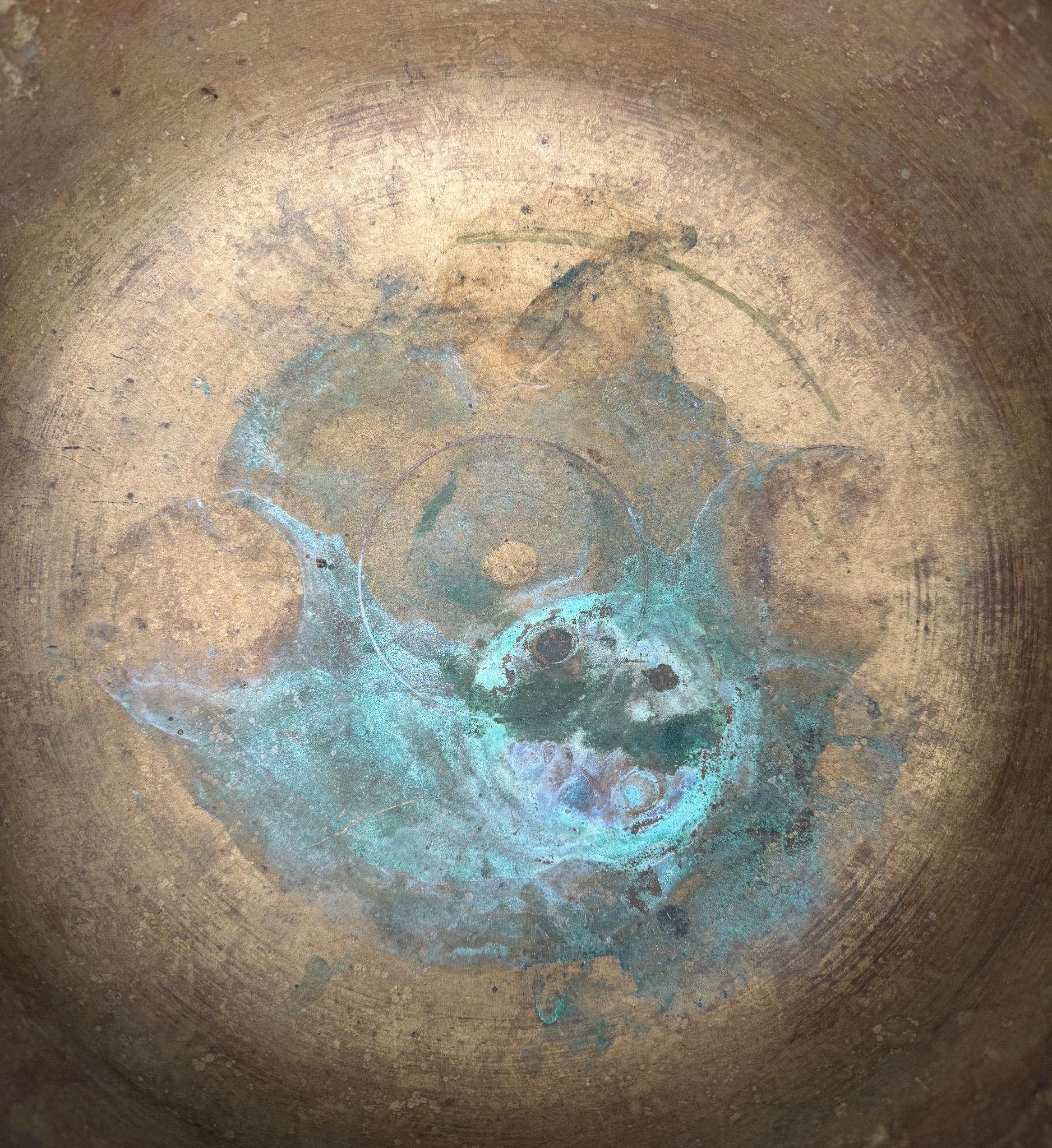 Antica ciotola contenitore in ottone di grandi dimensioni, India, XIX secolo in vendita 10