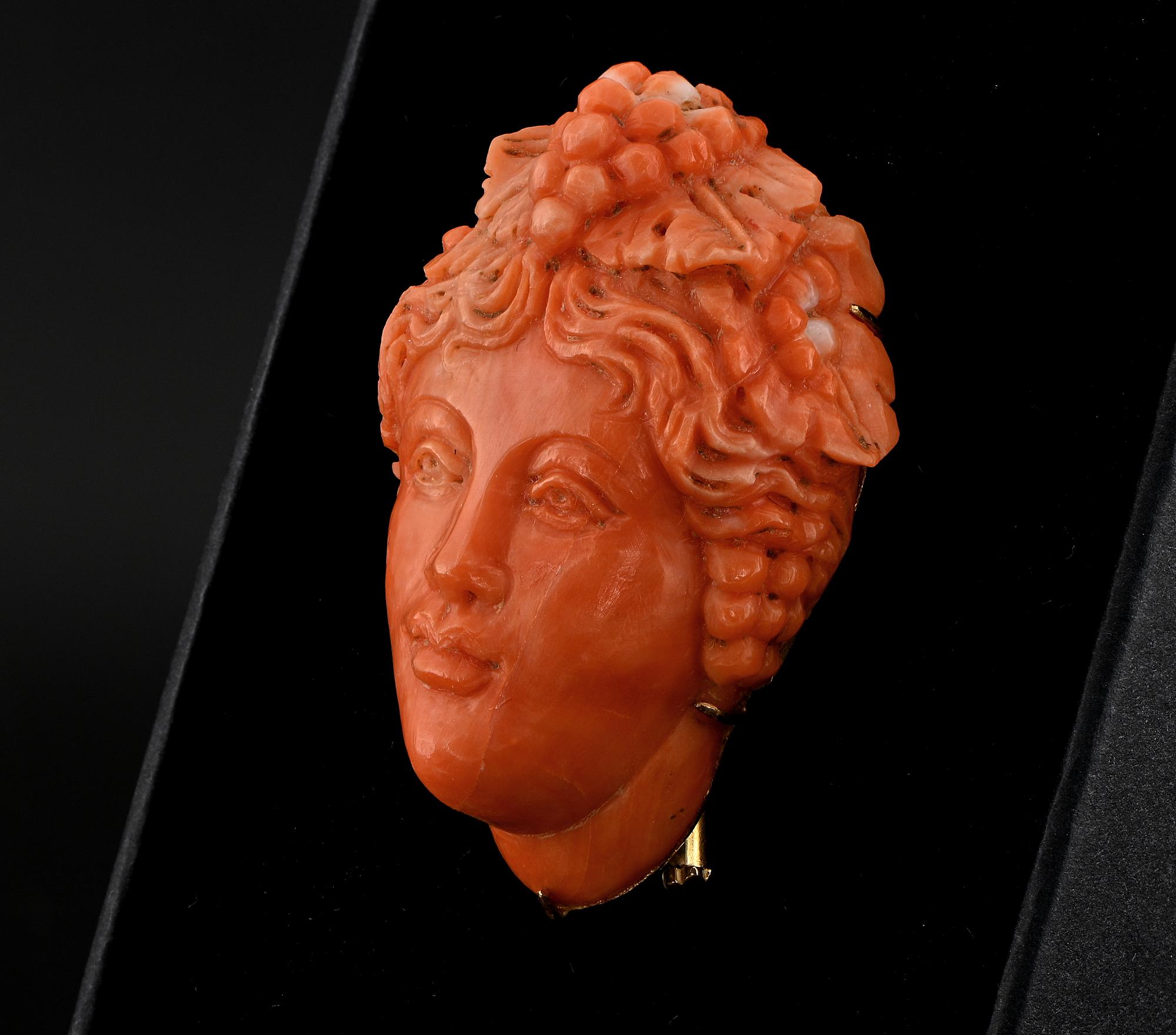 Antike großformatige Baccante-Brosche aus Koralle im Zustand „Relativ gut“ im Angebot in Napoli, IT