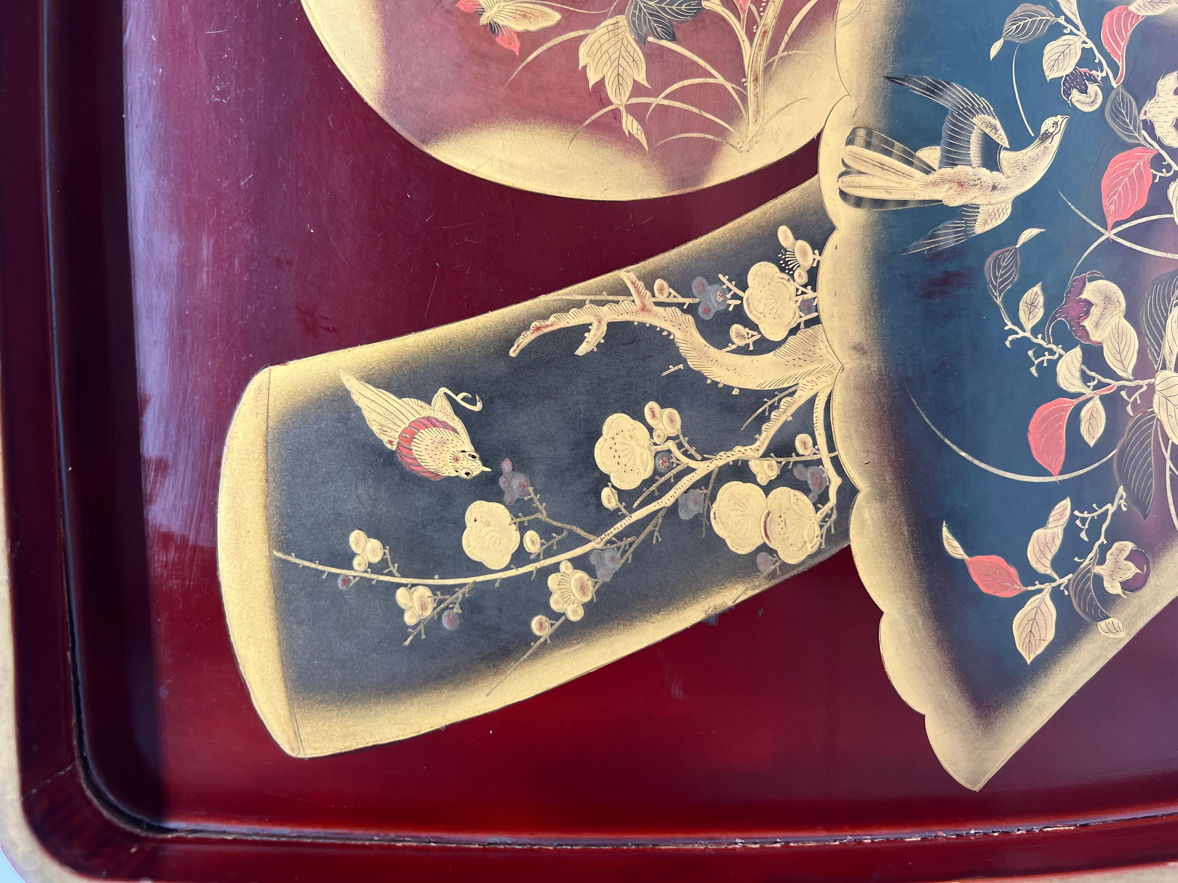 Dieses exquisite, großformatige, antike japanische Lacktablett zeigt eine meisterhafte Vergoldung auf einem reich lackierten Grund. Seine große Oberfläche ist mit komplizierten Motiven verziert, darunter florale Elemente, Ranken und traditionelle