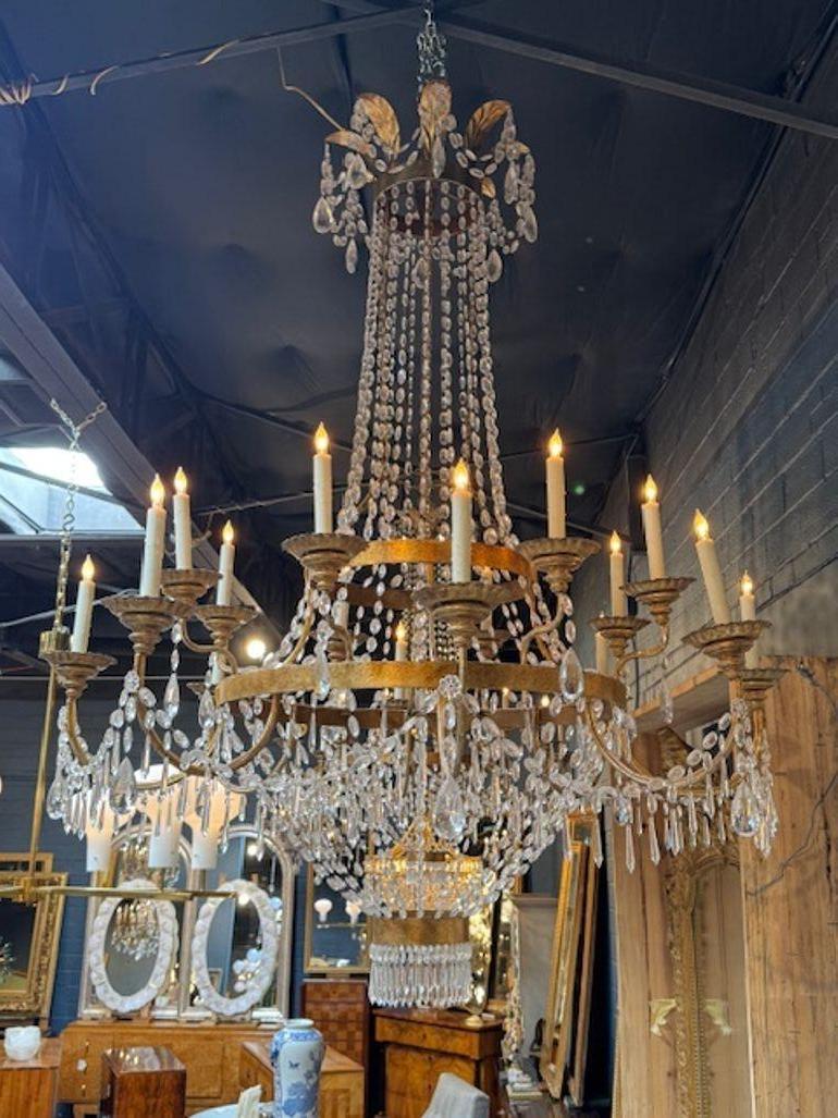 Italiano Antico lampadario toscano di grandi dimensioni in bronzo dorato e cristallo in vendita