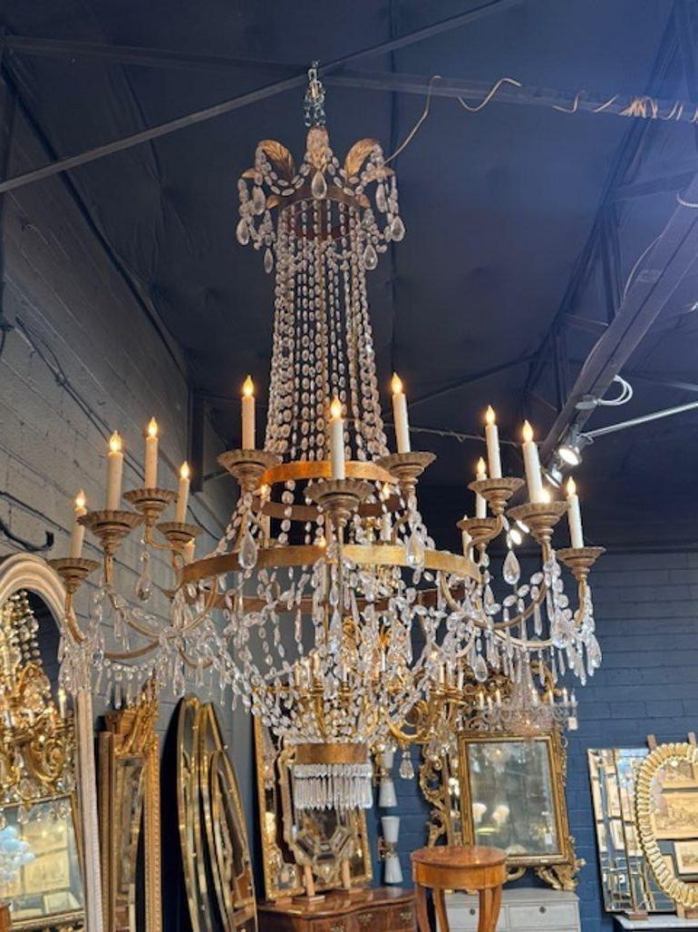 Antico lampadario toscano di grandi dimensioni in bronzo dorato e cristallo In condizioni buone in vendita a Dallas, TX