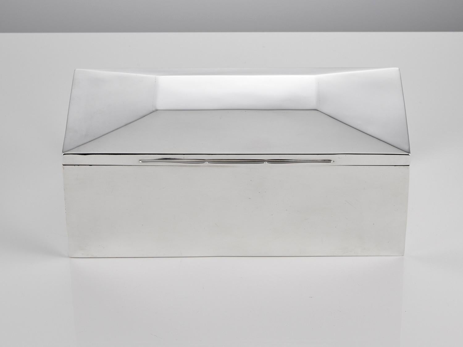 Caja para puros de plata antigua de forma inusual, Londres 1897, por George Heath.

Una gran caja de puros de plata de proporciones generosas y forma poco habitual. Una pieza de orfebrería victoriana de calidad. El interior está sin usar y tiene
