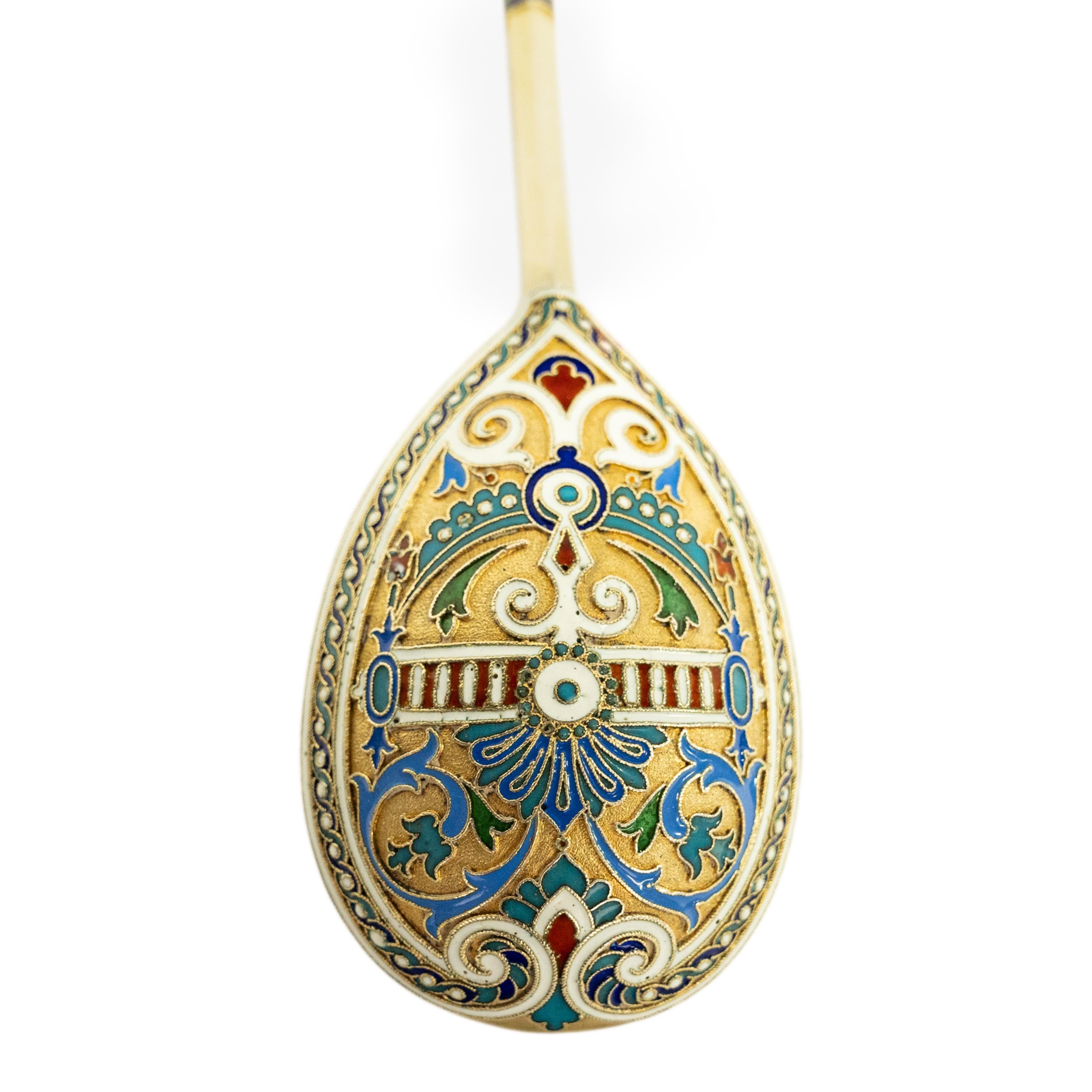 Antiker kaiserlich-russischer großer Cloisonné-Löffel von Alexi Fjodorowitsch Kitowski, Moskau, 1886.
Der Löffel hat einen verjüngten Stiel und einen kronenförmigen Abschluss mit blau-weißem Emaildekor, der Rest des Stiels mit zwei hell- und