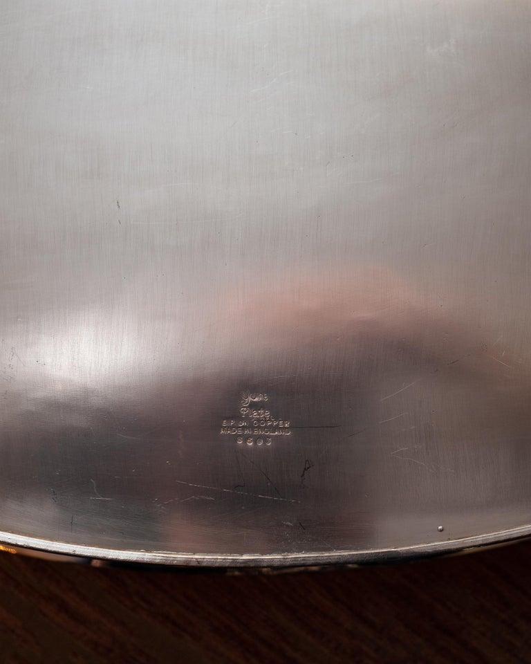 Un grand plateau de service ovale ancien en métal argenté avec un bord à galerie et une bordure en corde.