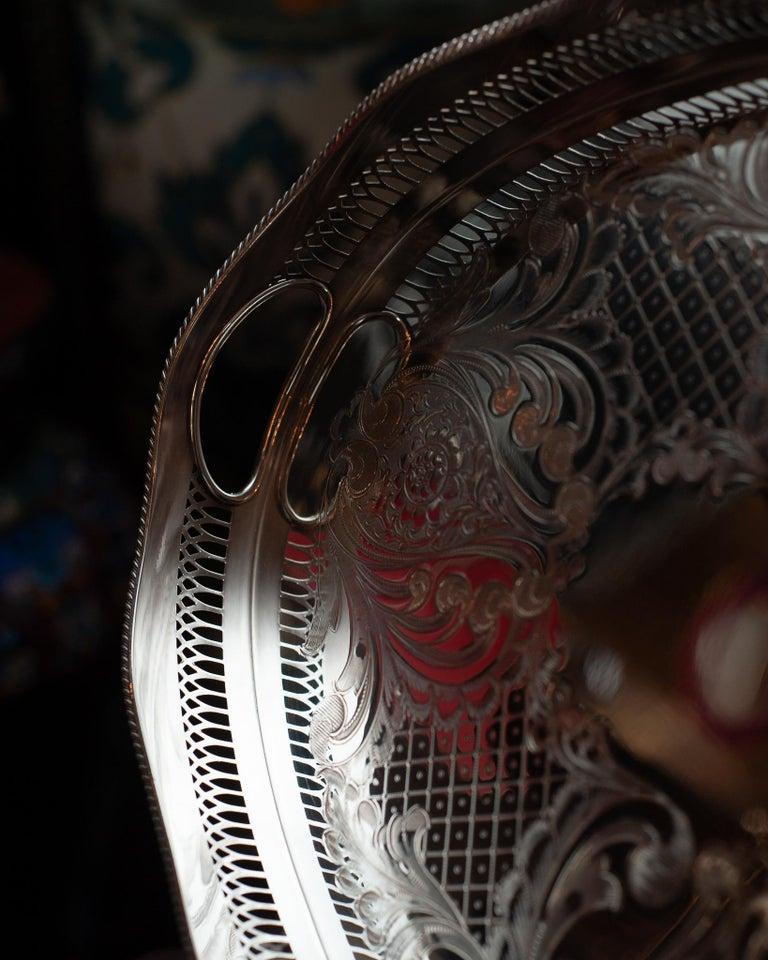 Anglais Grand plateau de service ovale en métal argenté ancien avec bordure en Gallery en vente