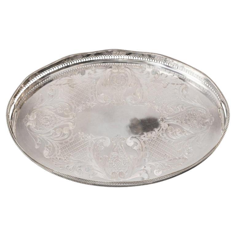 Antico grande vassoio da portata ovale in argento con bordo a galleria