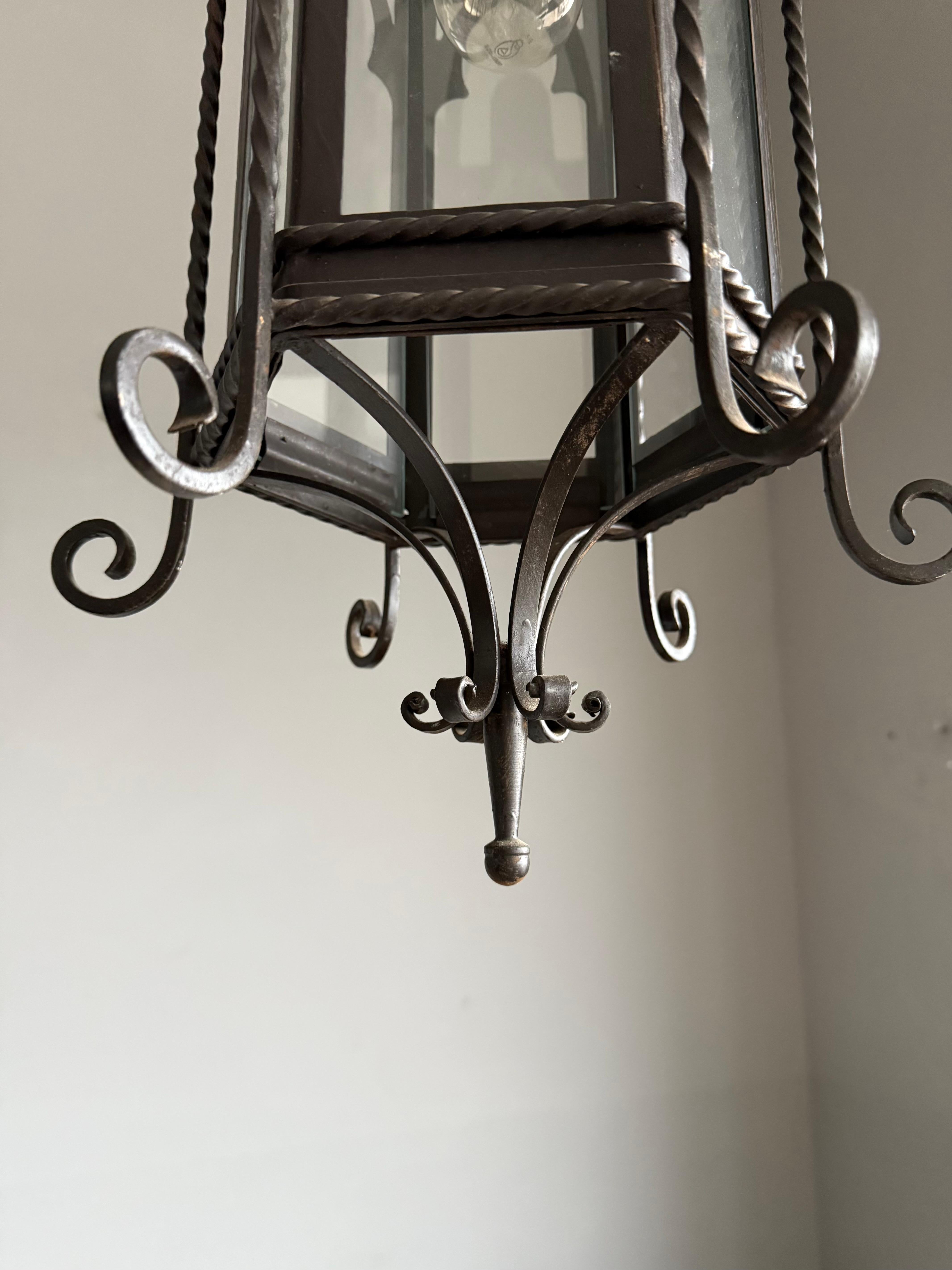 Farol de Hierro Forjado y Cristal Transparente Antiguo y de Gran Tamaño del Renacimiento Gótico en venta 3