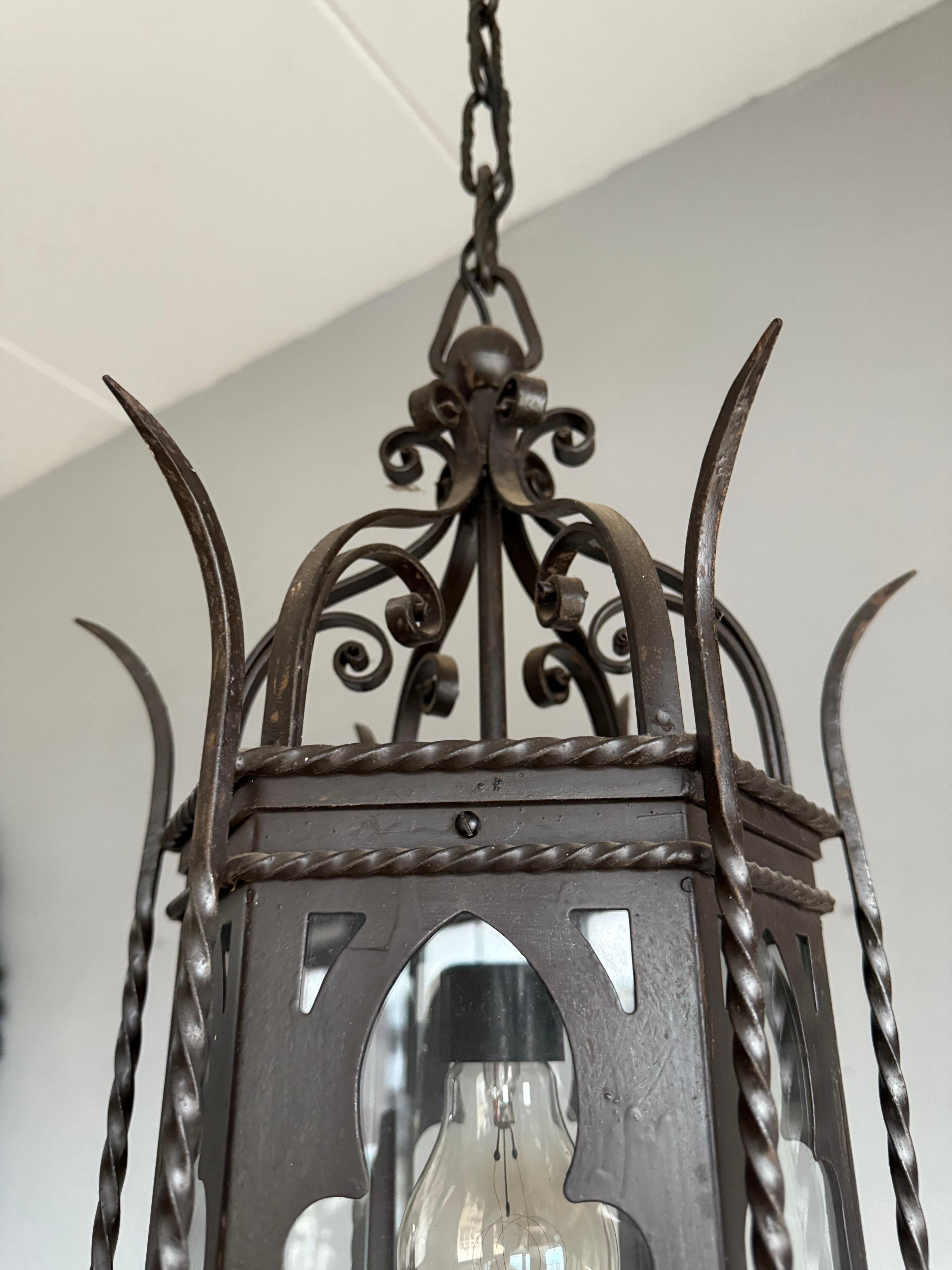 Farol de Hierro Forjado y Cristal Transparente Antiguo y de Gran Tamaño del Renacimiento Gótico en venta 4