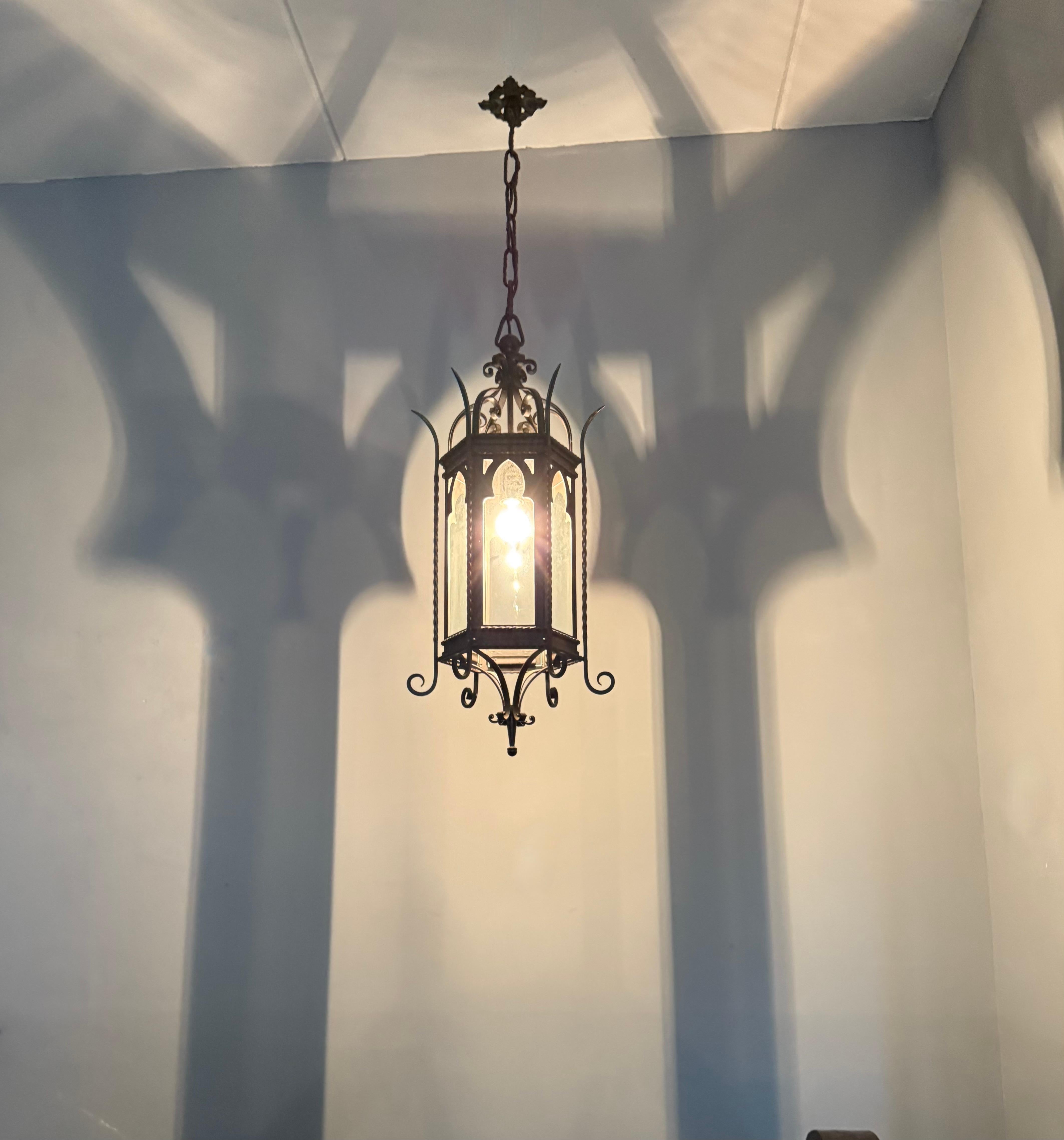 Farol de Hierro Forjado y Cristal Transparente Antiguo y de Gran Tamaño del Renacimiento Gótico en venta 5