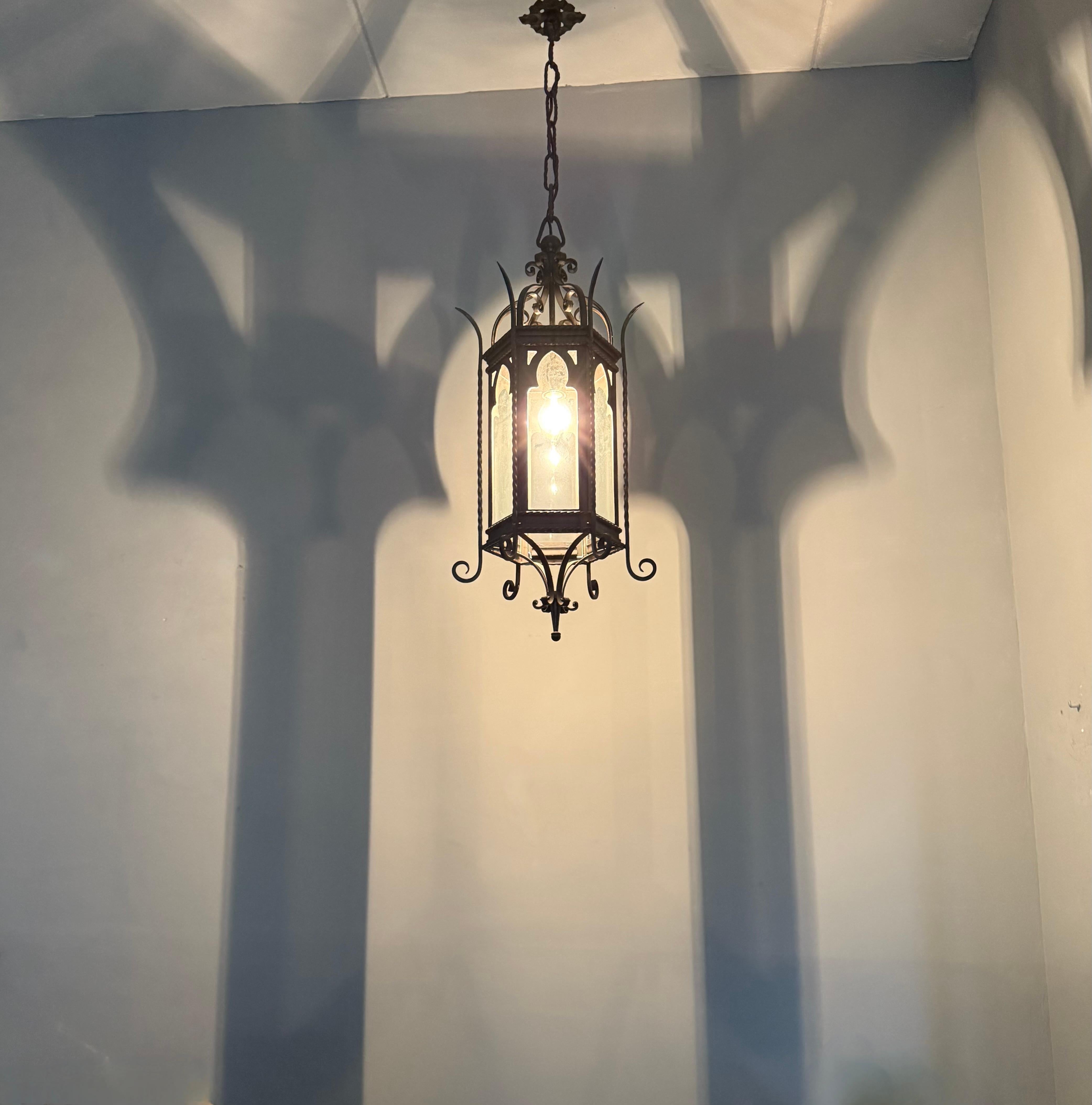 Farol de Hierro Forjado y Cristal Transparente Antiguo y de Gran Tamaño del Renacimiento Gótico en venta 6