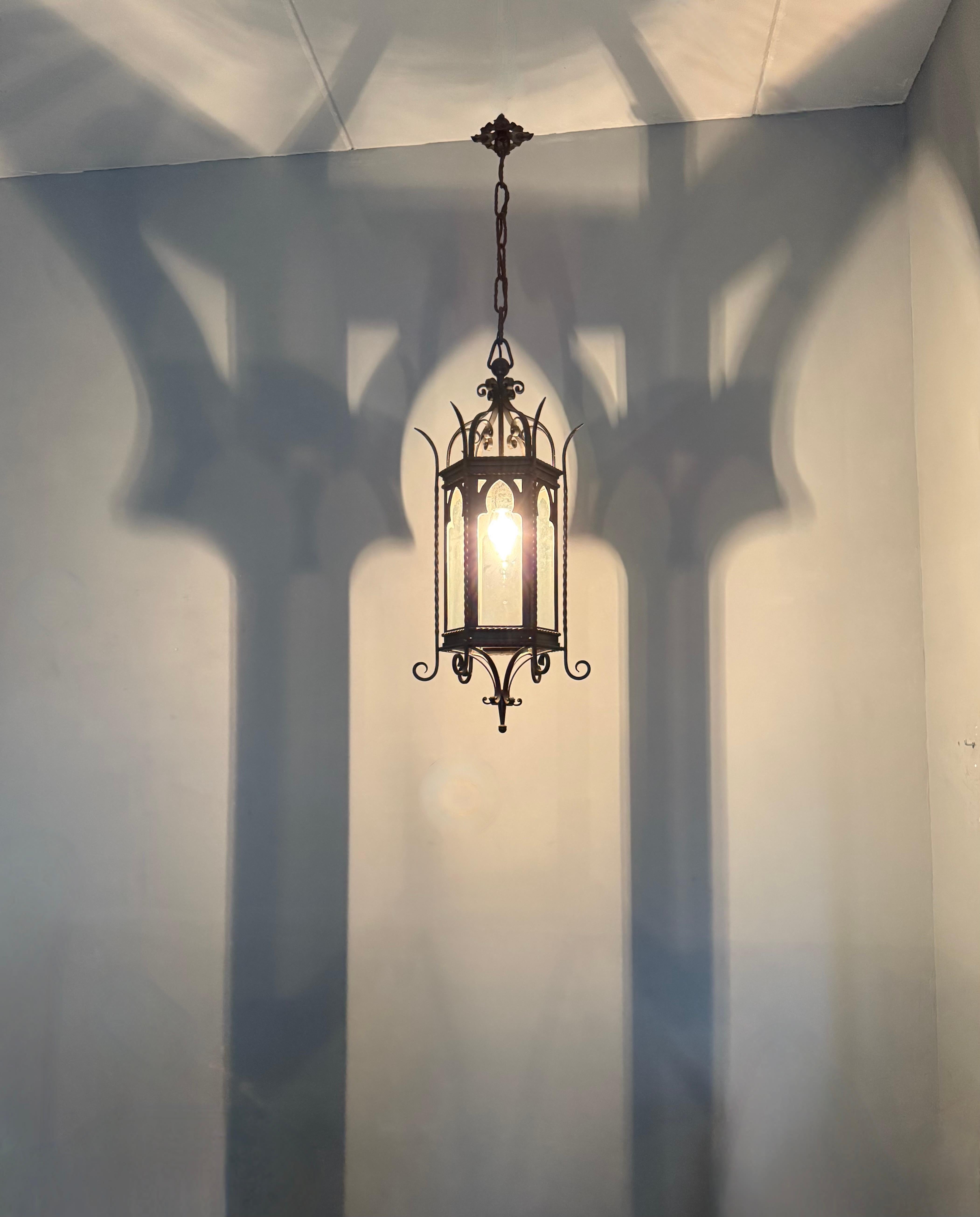 Farol de Hierro Forjado y Cristal Transparente Antiguo y de Gran Tamaño del Renacimiento Gótico en venta 7