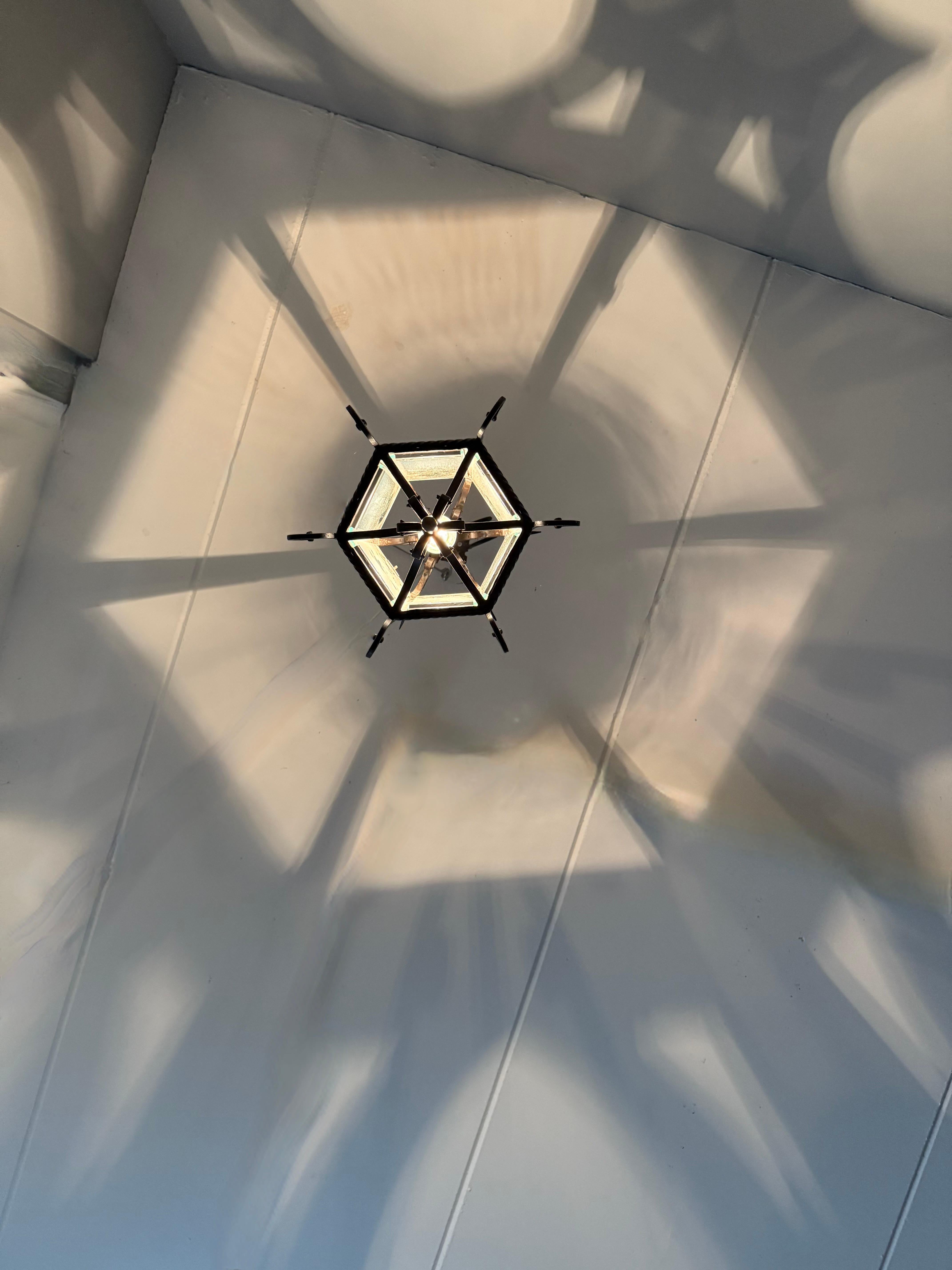 Farol de Hierro Forjado y Cristal Transparente Antiguo y de Gran Tamaño del Renacimiento Gótico en venta 9