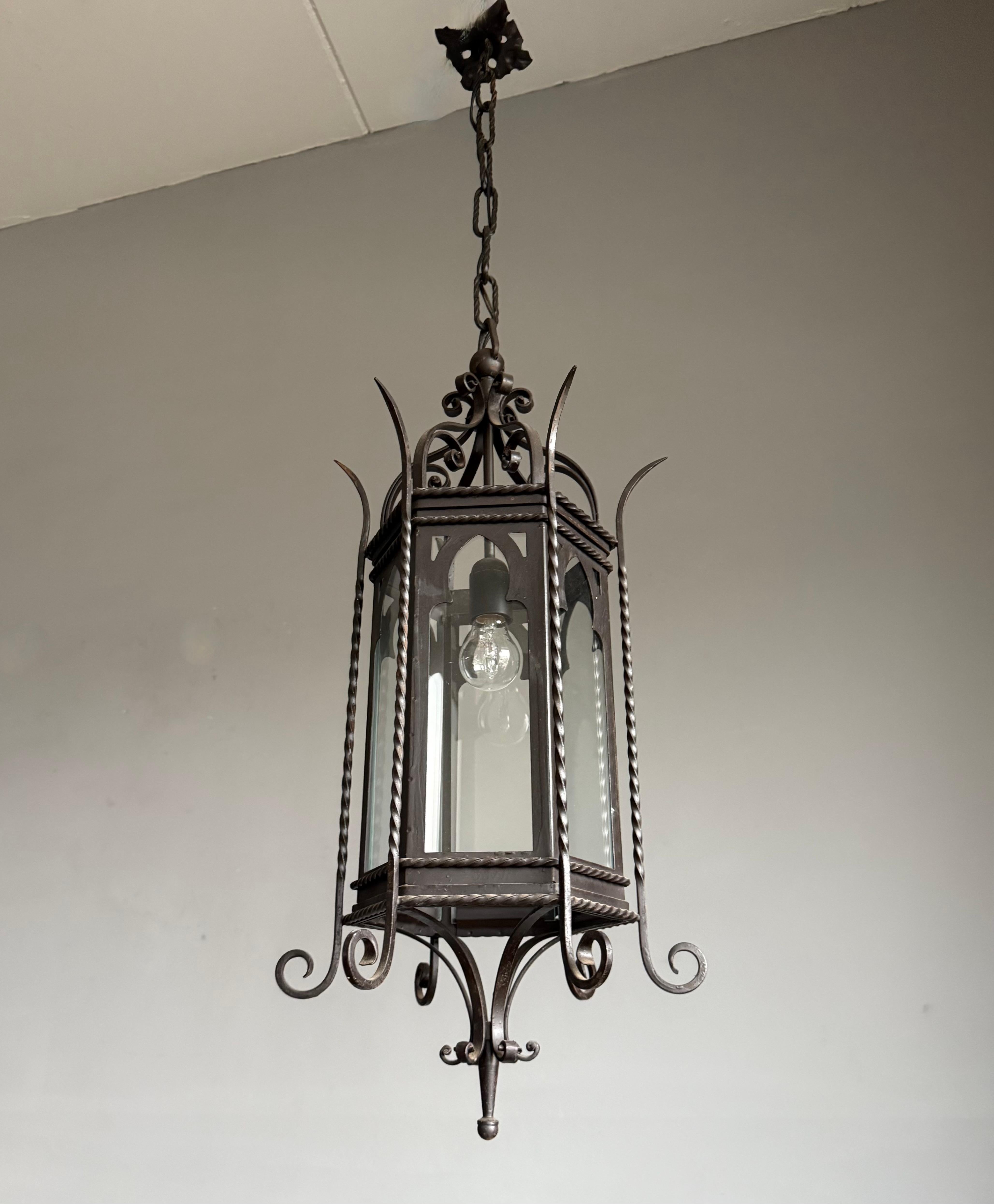 Farol de Hierro Forjado y Cristal Transparente Antiguo y de Gran Tamaño del Renacimiento Gótico en venta 10