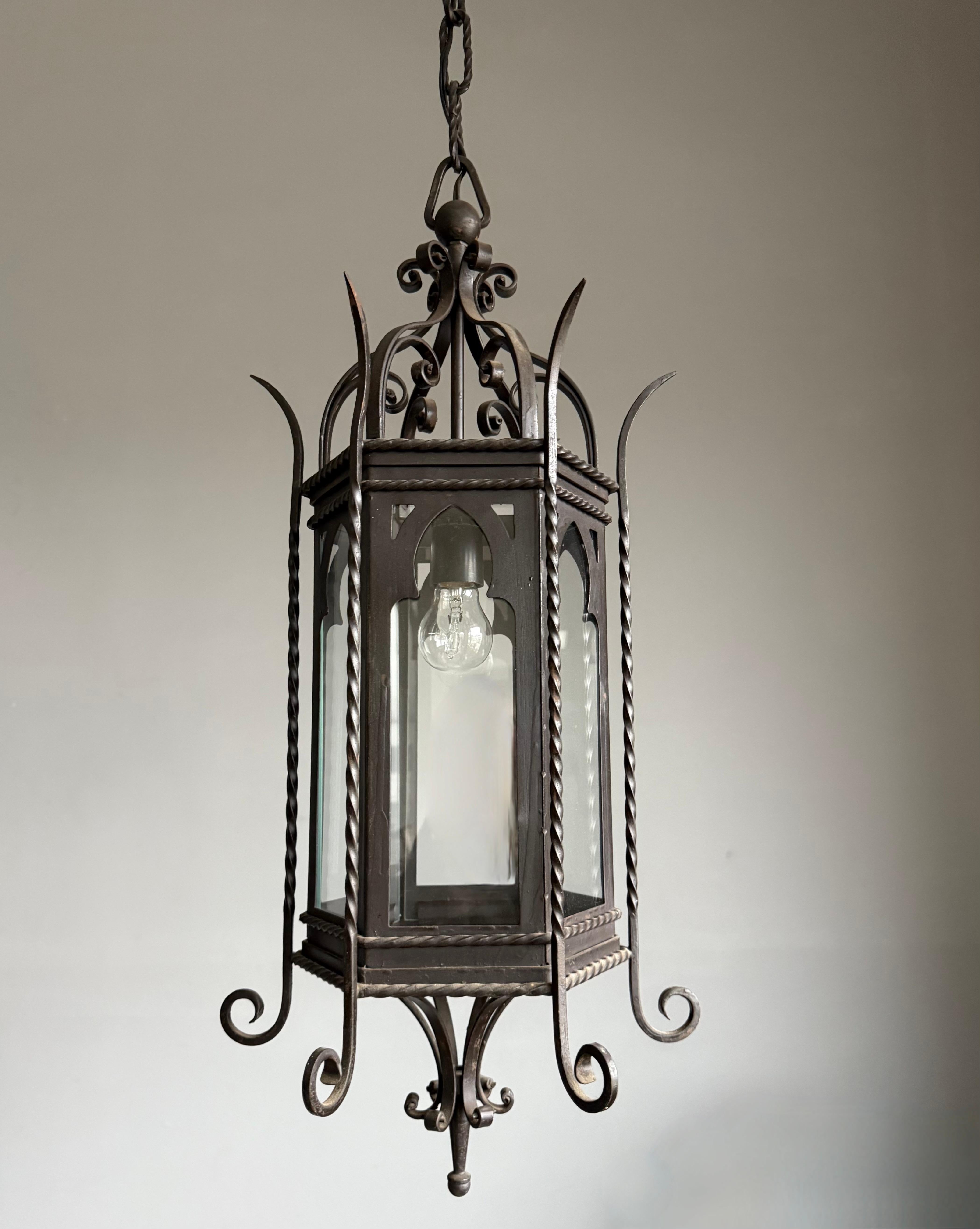 Farol de Hierro Forjado y Cristal Transparente Antiguo y de Gran Tamaño del Renacimiento Gótico en venta 11