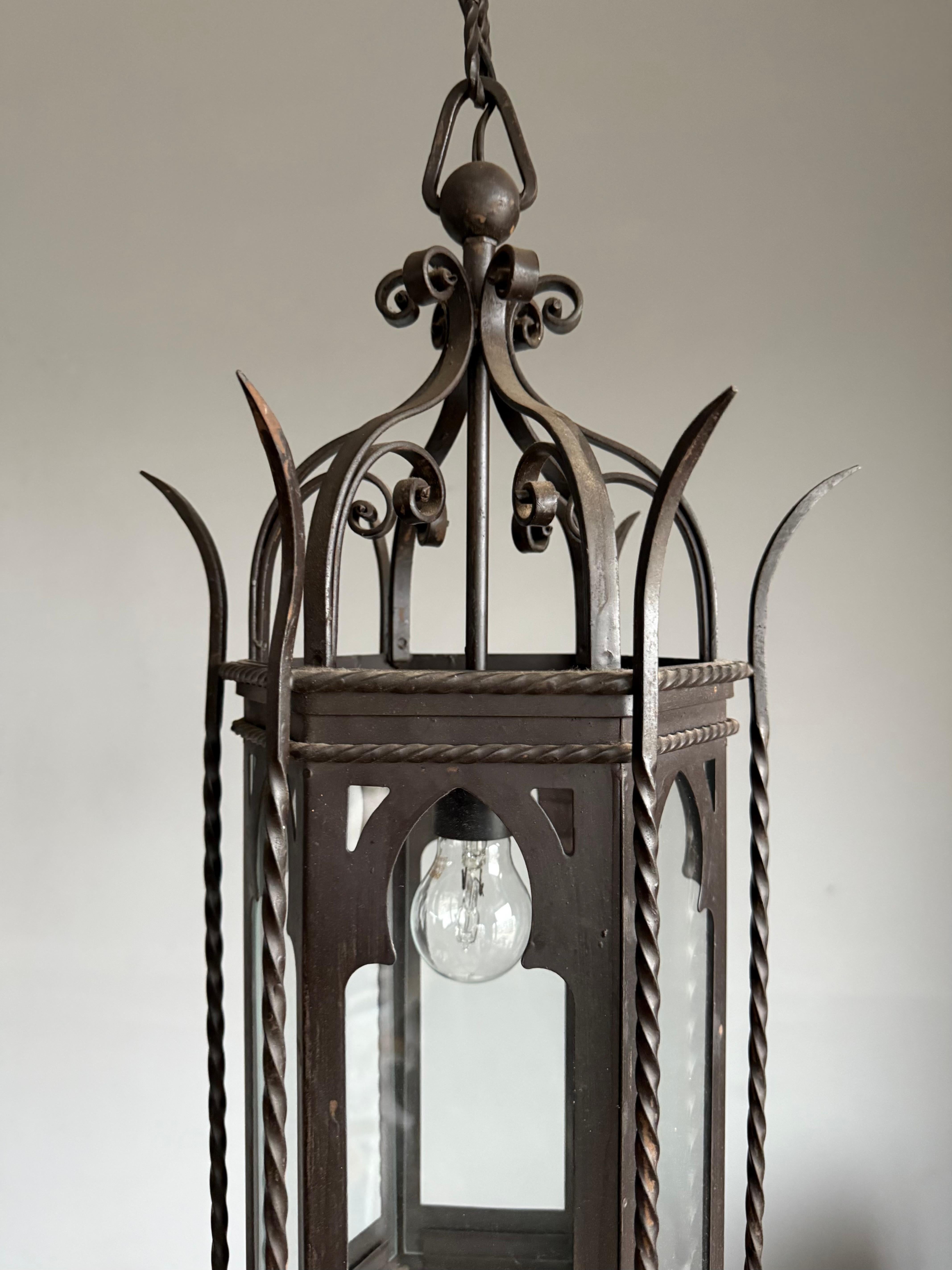 Farol de Hierro Forjado y Cristal Transparente Antiguo y de Gran Tamaño del Renacimiento Gótico en venta 12
