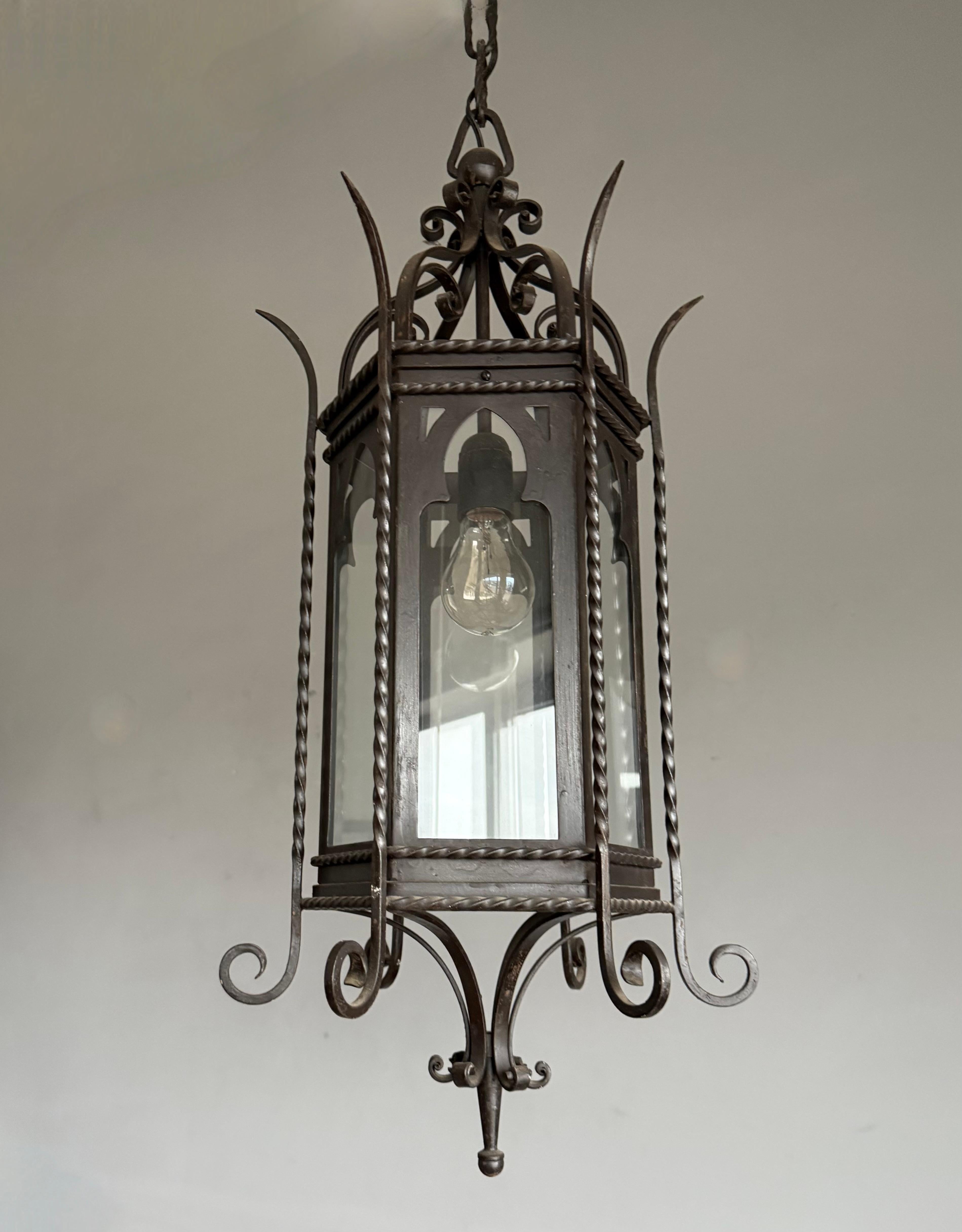 Impresionante colgante antiguo de estilo gótico fabricado con la máxima calidad.

Si eres coleccionista de antigüedades góticas raras y de aspecto antiguo, entonces este colgante de gran tamaño y posiblemente único en su especie podría volar pronto