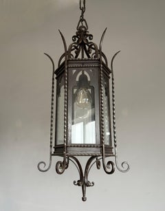 Lanterne de grande taille et ancienne de style néo-gothique en fer forgé et verre transparent