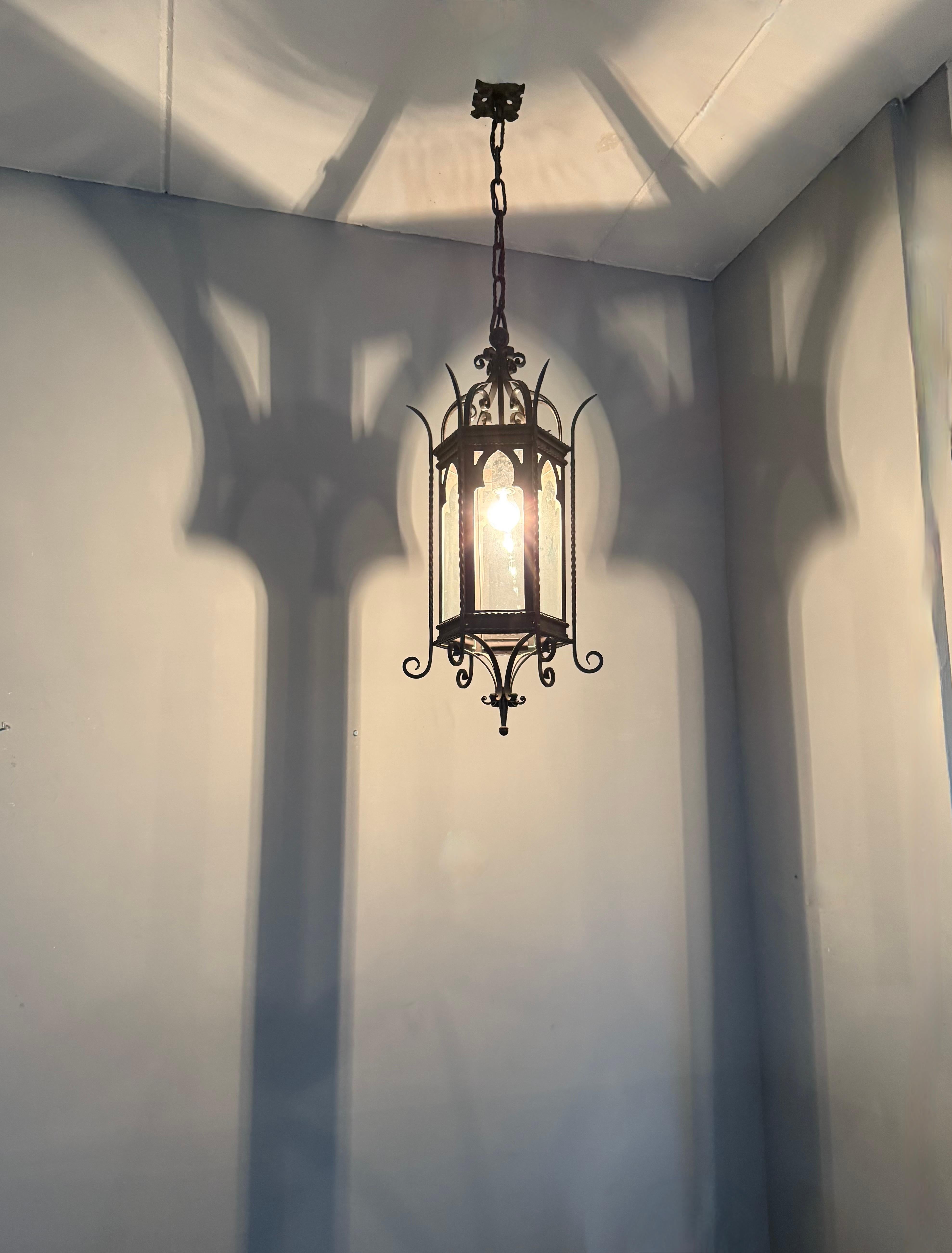 Farol de Hierro Forjado y Cristal Transparente Antiguo y de Gran Tamaño del Renacimiento Gótico Renacimiento gótico en venta