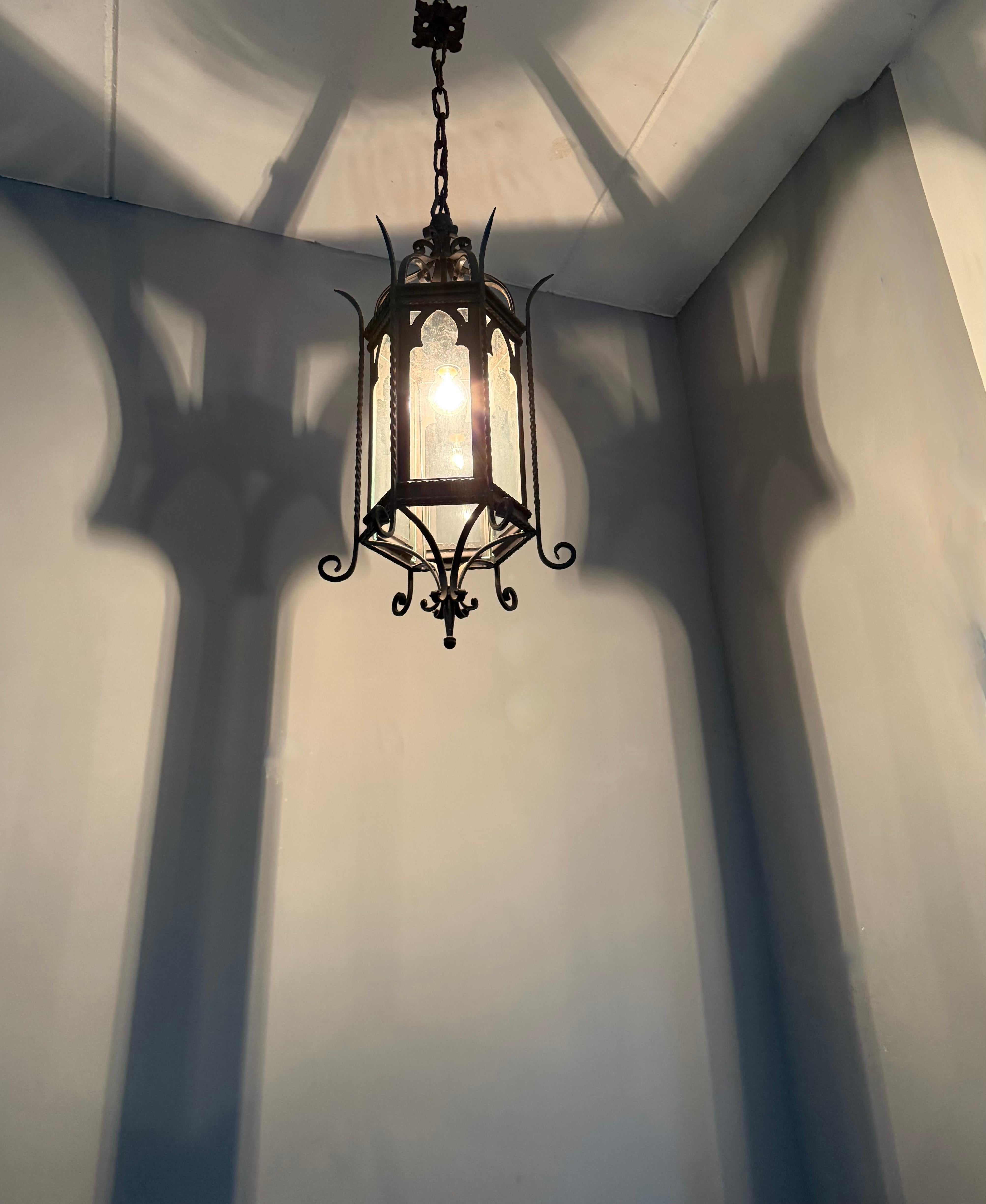 Farol de Hierro Forjado y Cristal Transparente Antiguo y de Gran Tamaño del Renacimiento Gótico Europeo en venta