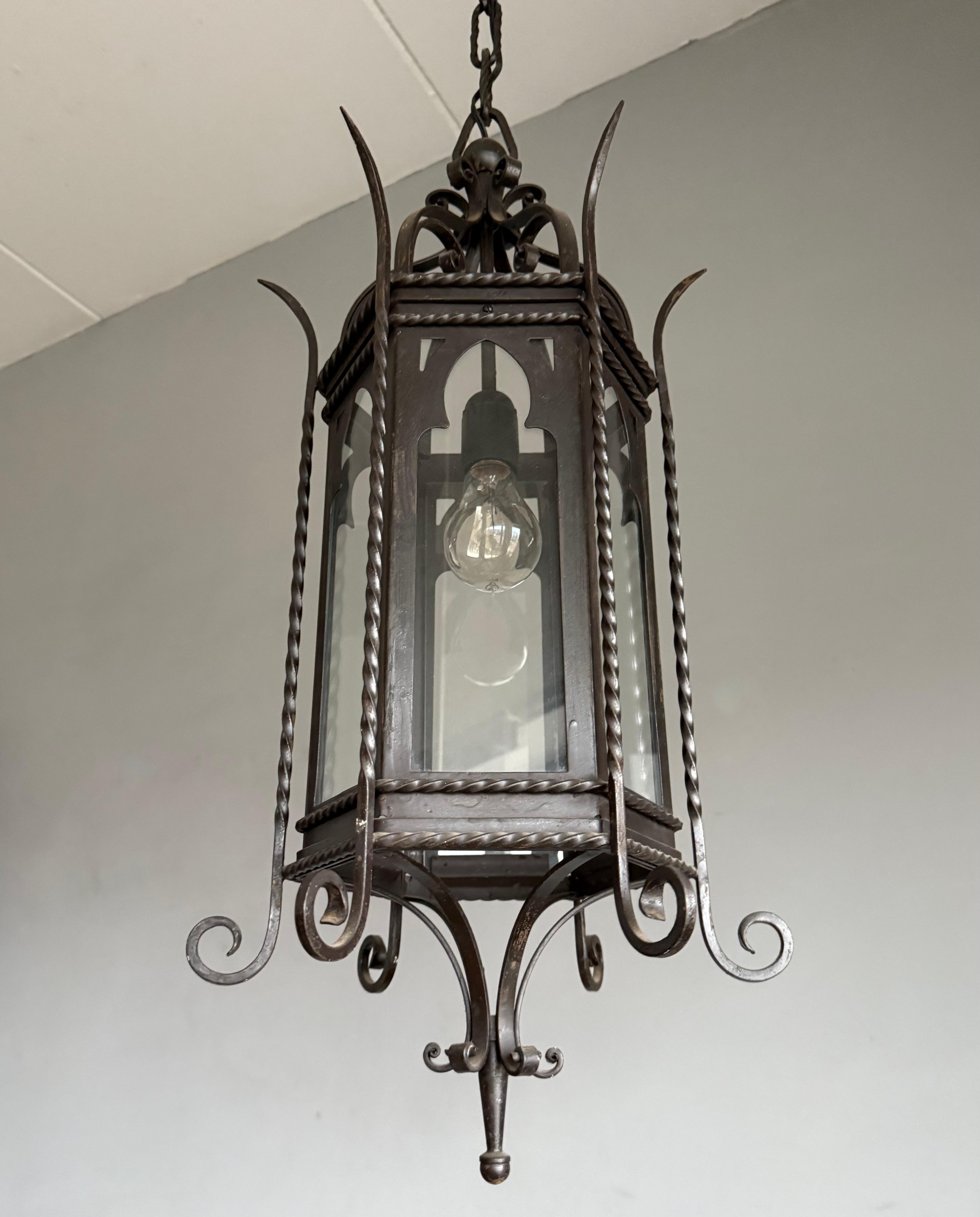 Farol de Hierro Forjado y Cristal Transparente Antiguo y de Gran Tamaño del Renacimiento Gótico siglo XX en venta