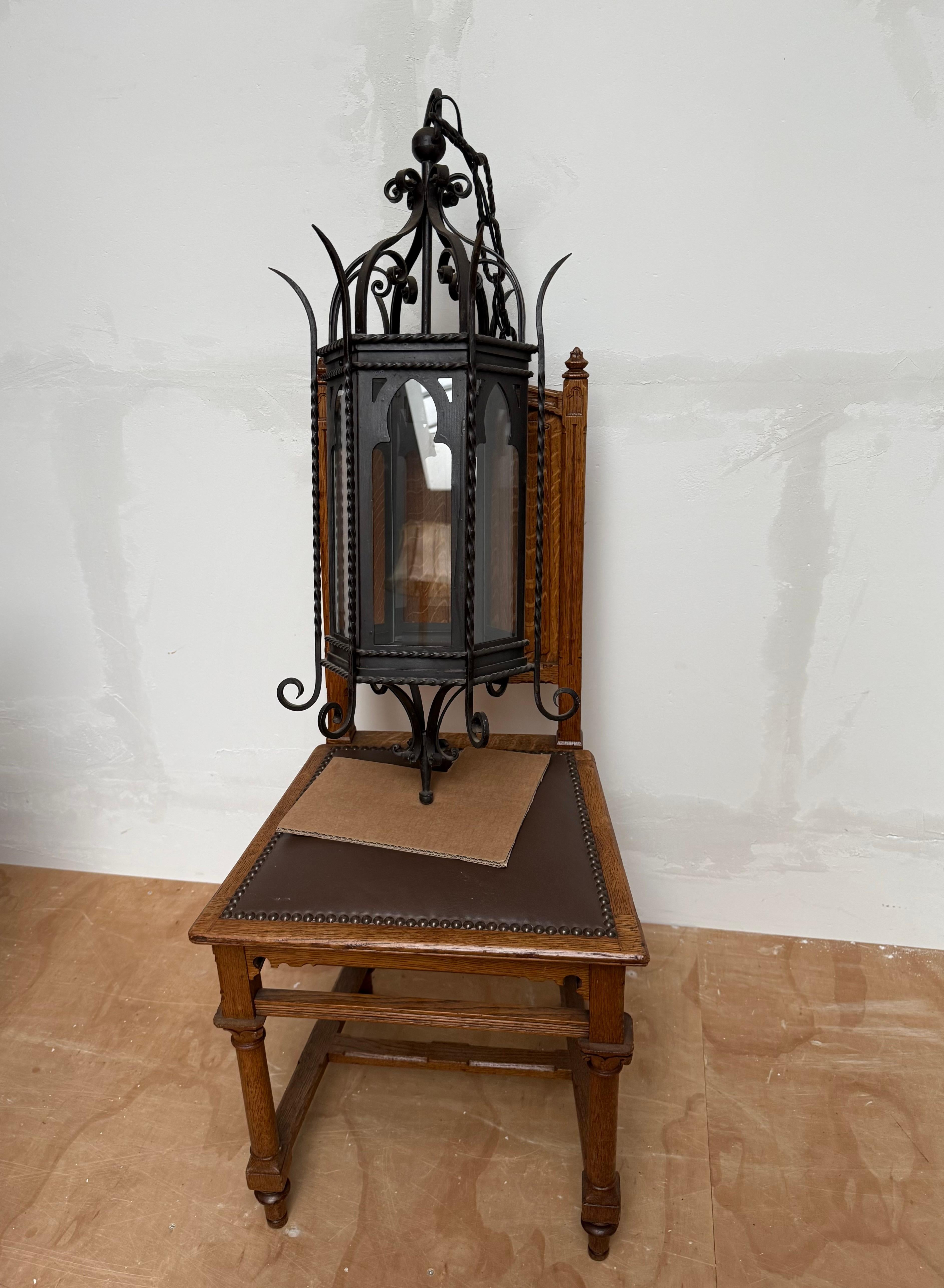 Farol de Hierro Forjado y Cristal Transparente Antiguo y de Gran Tamaño del Renacimiento Gótico Metal en venta
