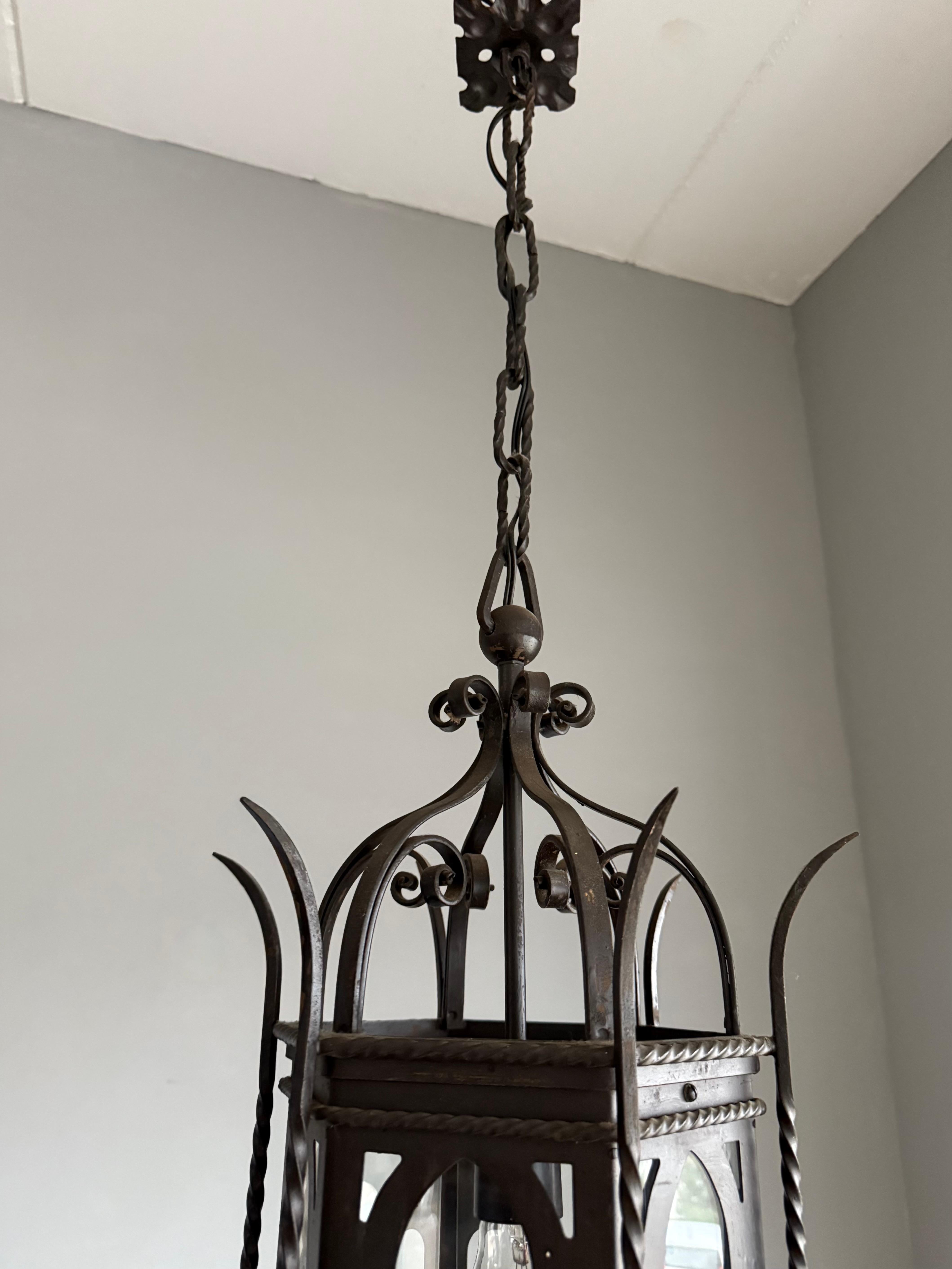 Farol de Hierro Forjado y Cristal Transparente Antiguo y de Gran Tamaño del Renacimiento Gótico en venta 1