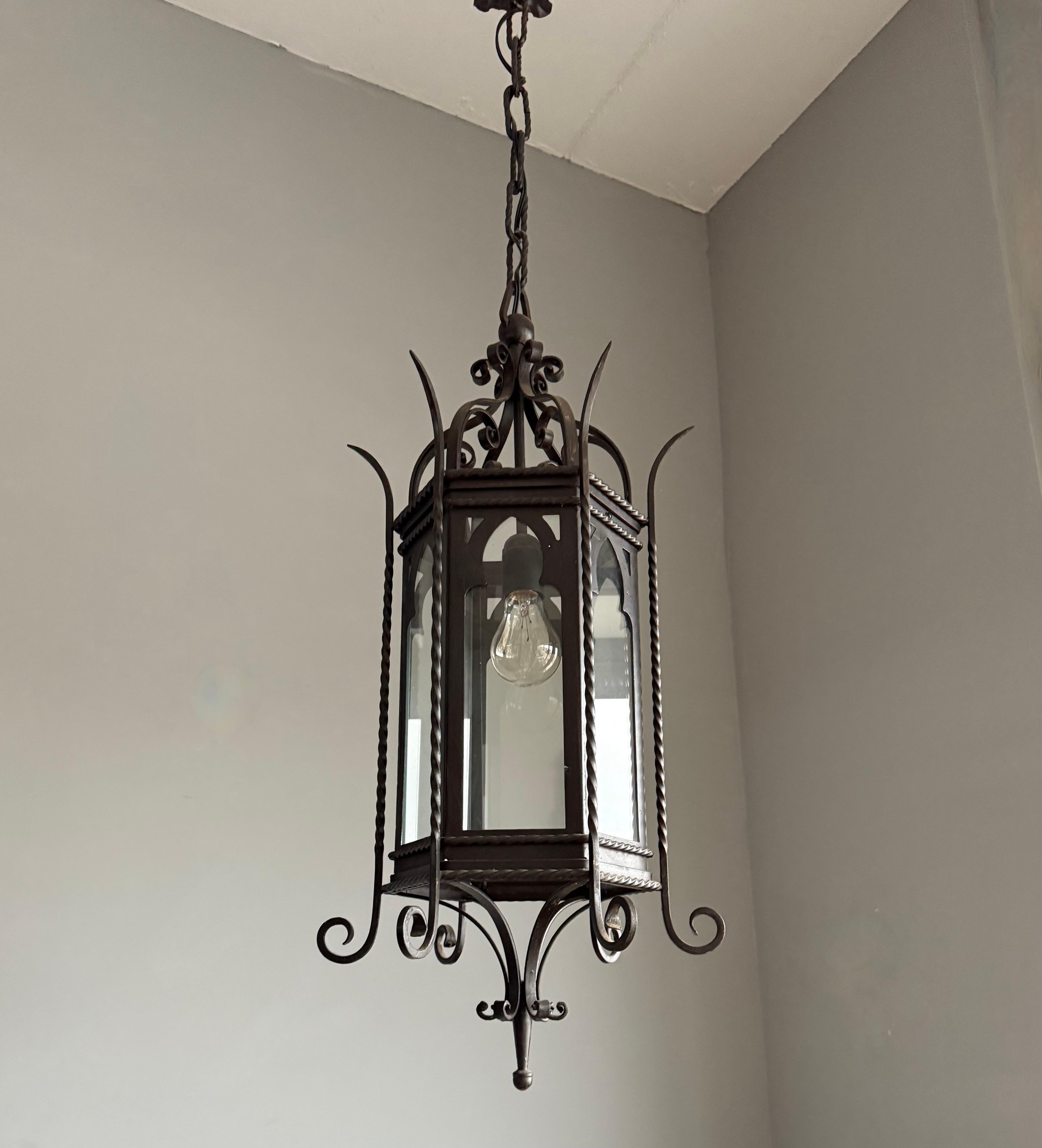 Farol de Hierro Forjado y Cristal Transparente Antiguo y de Gran Tamaño del Renacimiento Gótico en venta 2