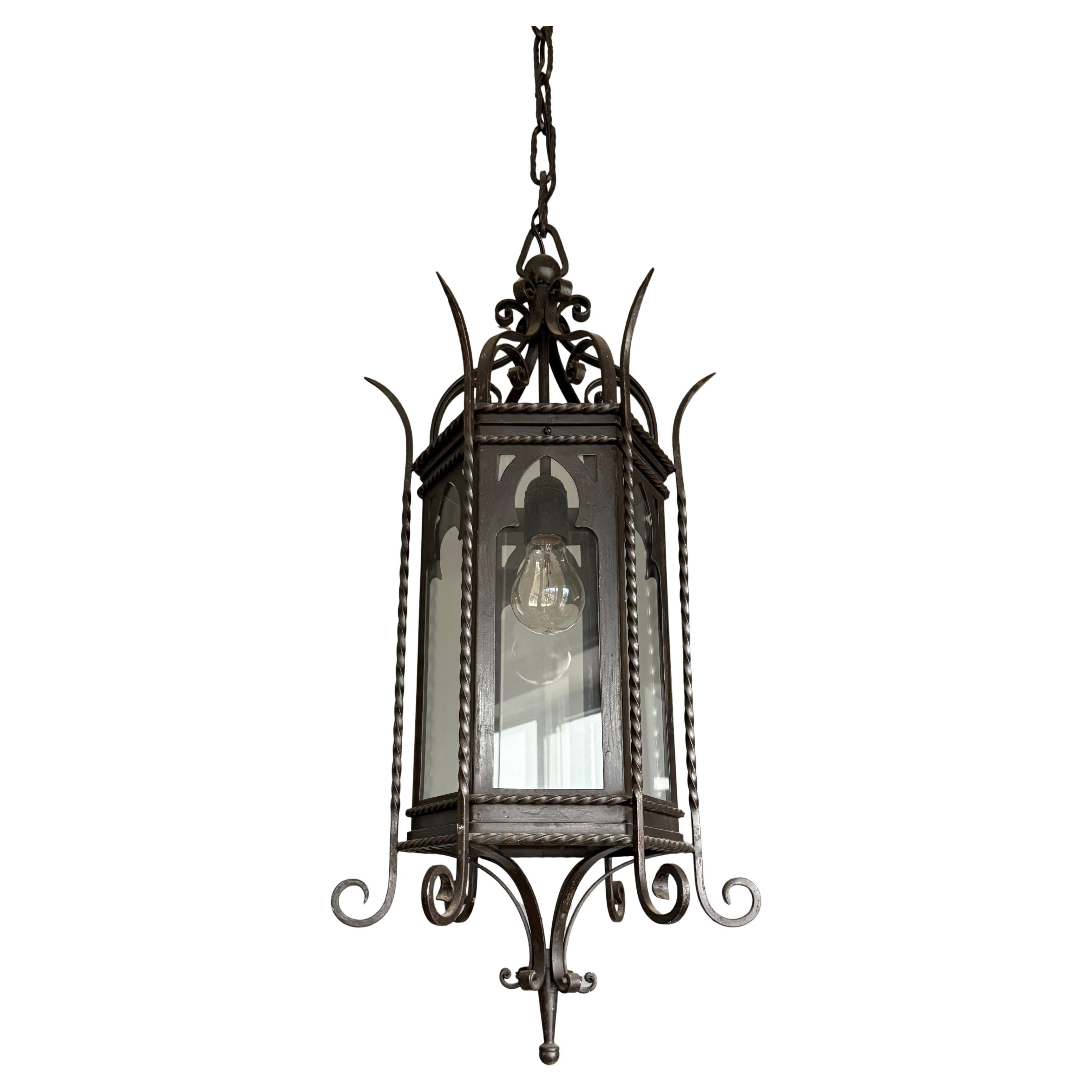 Farol de Hierro Forjado y Cristal Transparente Antiguo y de Gran Tamaño del Renacimiento Gótico en venta