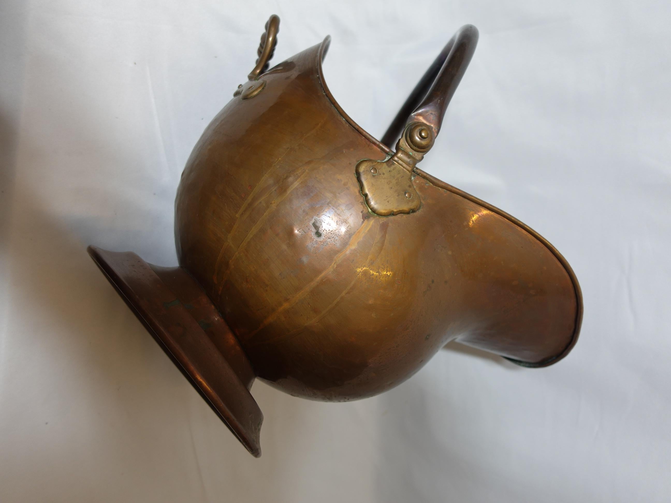 Antique Large Solid Hand Hammered Copper Coal Scuttle W/ Handle CO#009, 19th C. For Sale 4