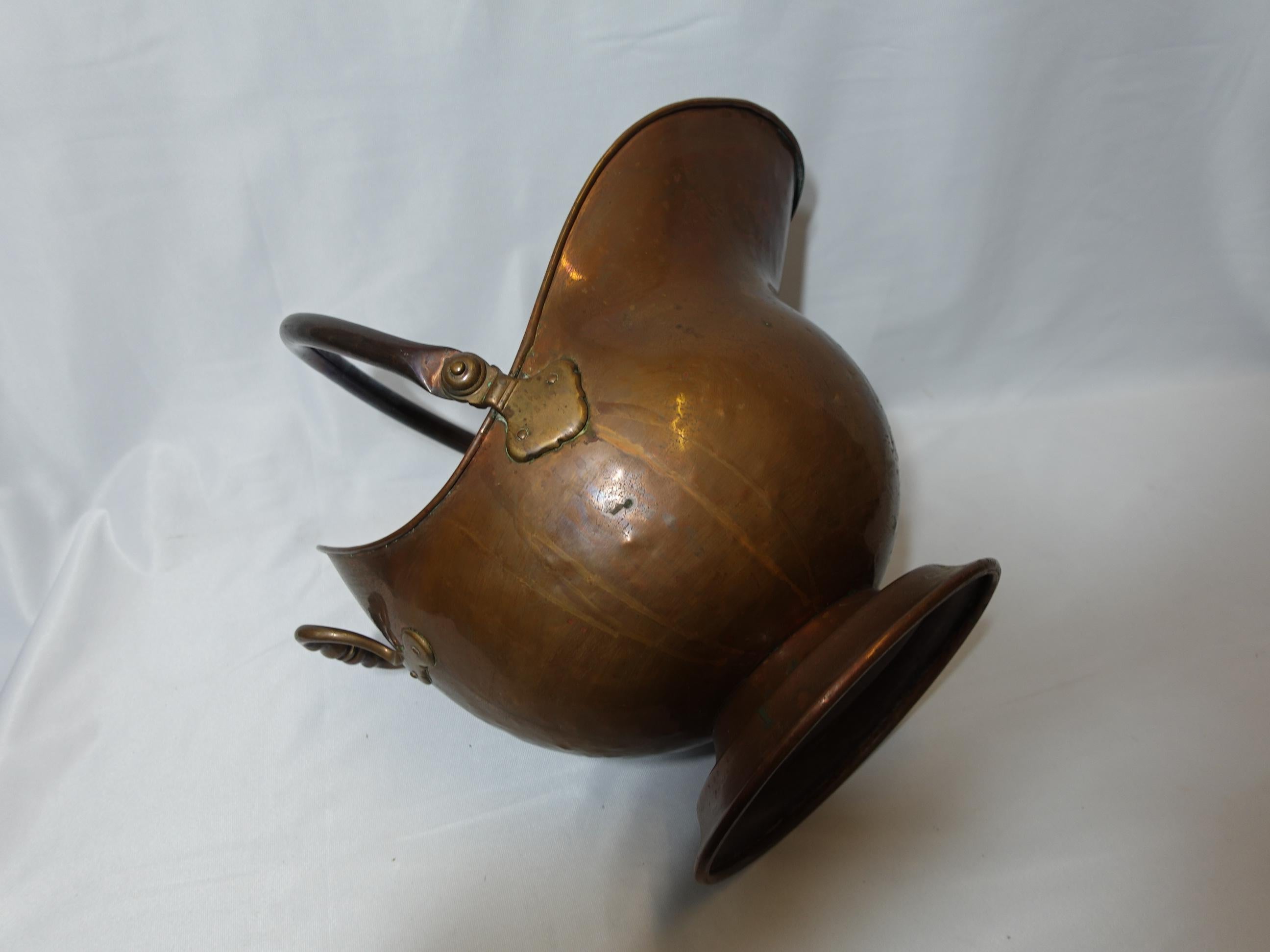 Antique Large Solid Hand Hammered Copper Coal Scuttle W/ Handle CO#009, 19th C. For Sale 5
