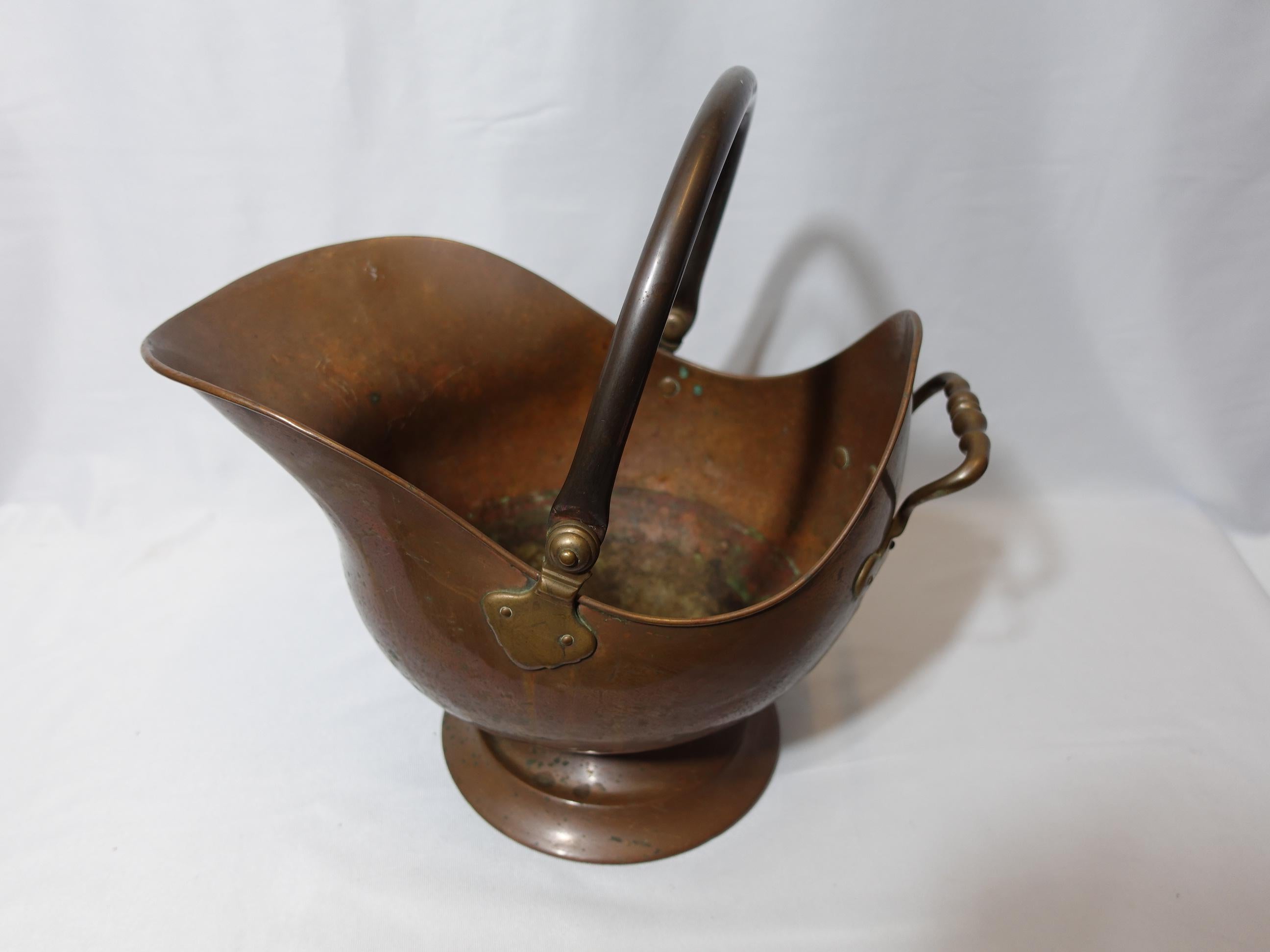 Antique Large Hand Hammered copper coal scuttles with handles on top. CO#009.
It's an old piece from the 19th century
