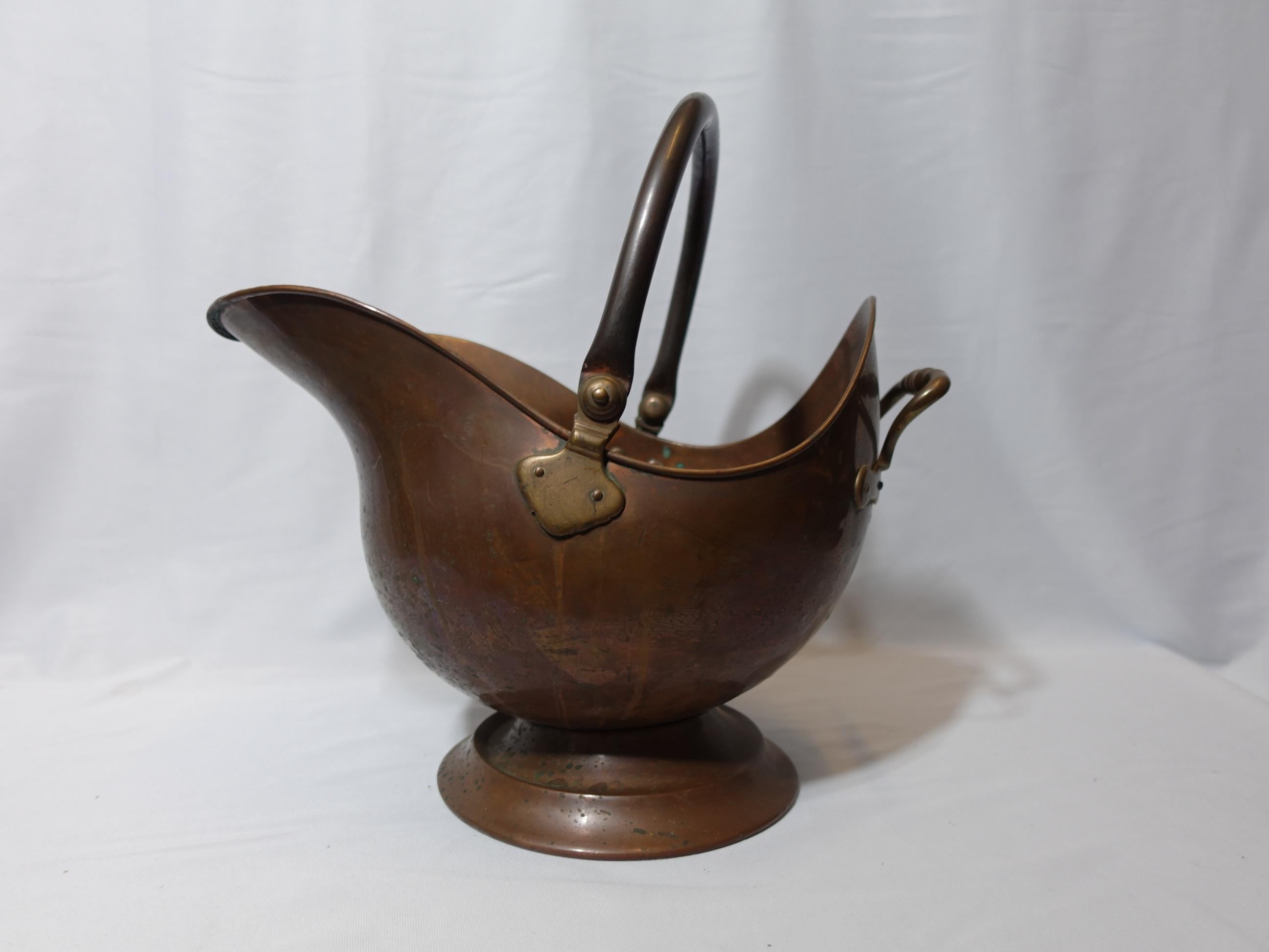 English Antique Large Solid Hand Hammered Copper Coal Scuttle W/ Handle CO#009, 19th C. For Sale
