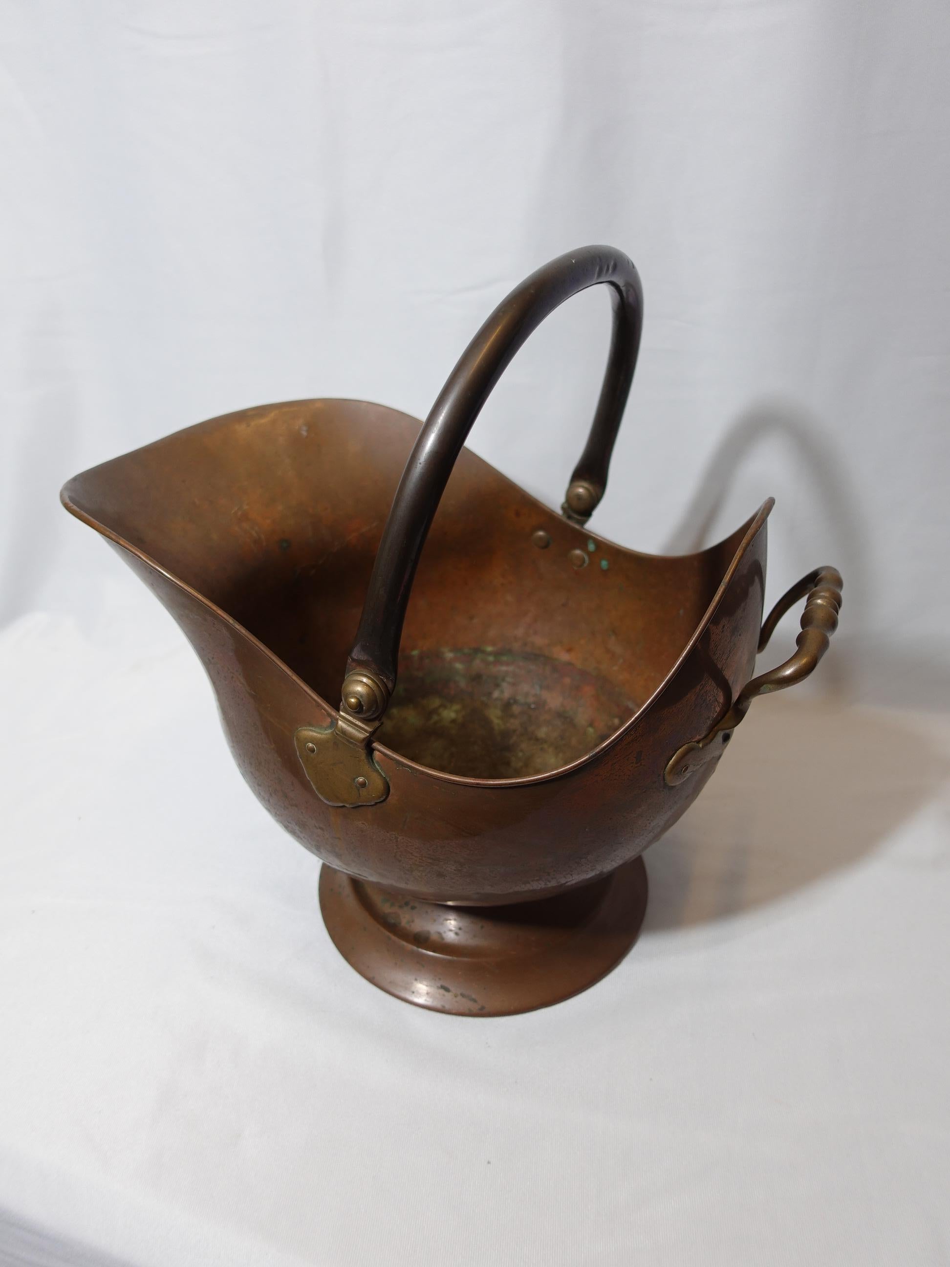 Hand-Crafted Antique Large Solid Hand Hammered Copper Coal Scuttle W/ Handle CO#009, 19th C. For Sale