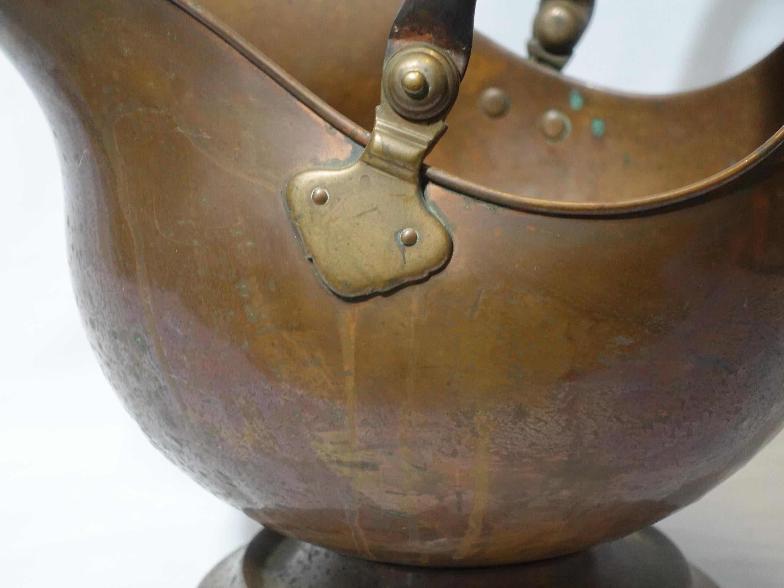 Antique Large Solid Hand Hammered Copper Coal Scuttle W/ Handle CO#009, 19th C. In Good Condition For Sale In Norton, MA