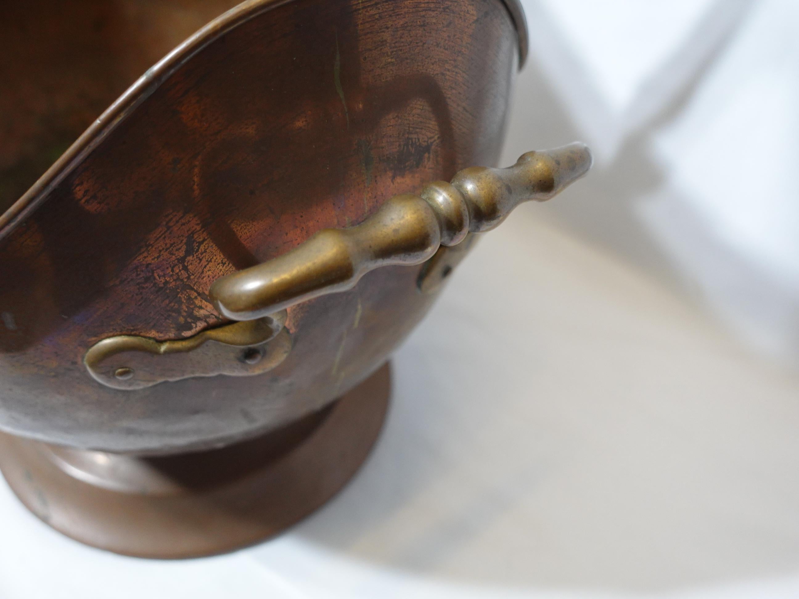 19th Century Antique Large Solid Hand Hammered Copper Coal Scuttle W/ Handle CO#009, 19th C. For Sale